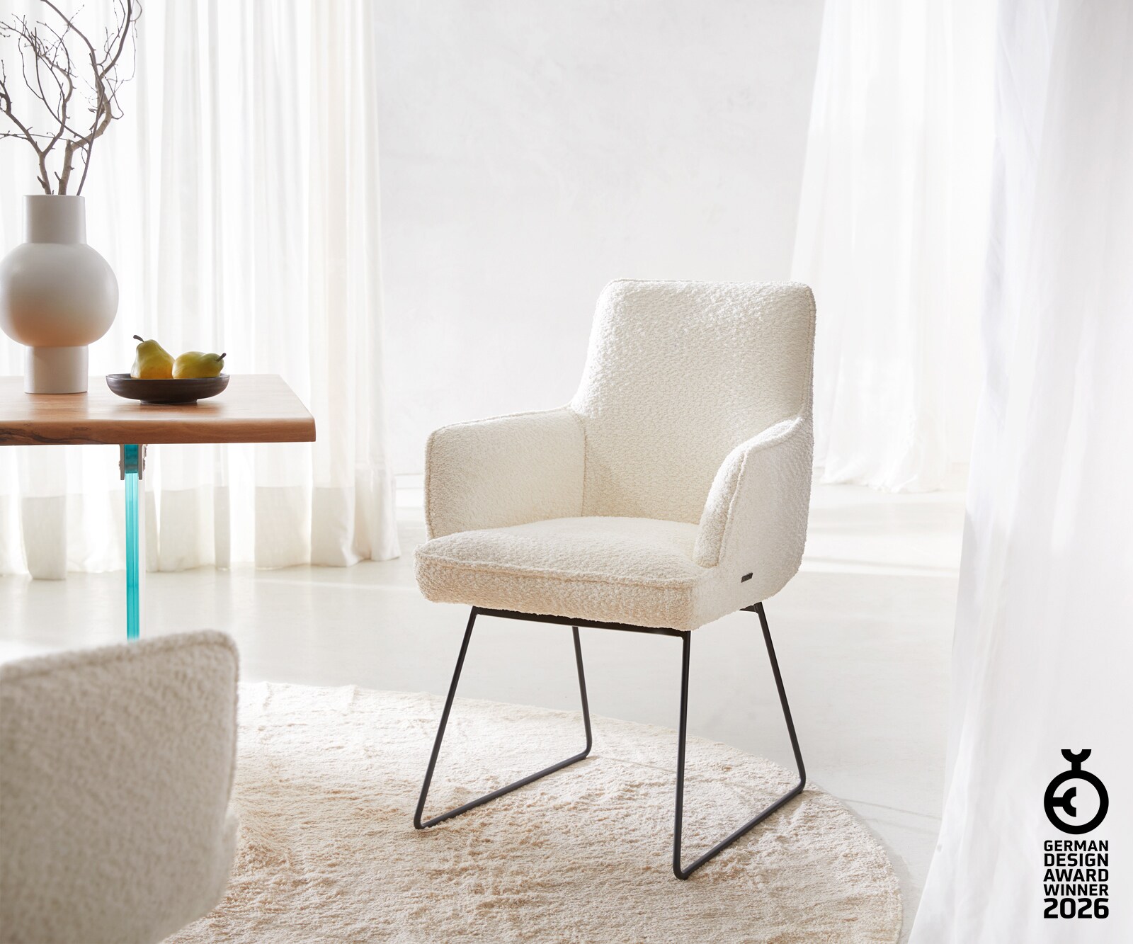 Chaise-de-salle-à-manger Heira-Flex avec accoudoirs bouclé blanc pied trapèze noir ressorts ensachés