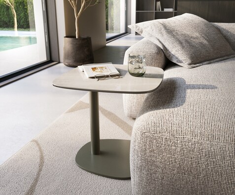 Beistelltisch Edge Boot 50x50 cm Keramik Onyx Champagne Eleny Metall Effektfinish Titan