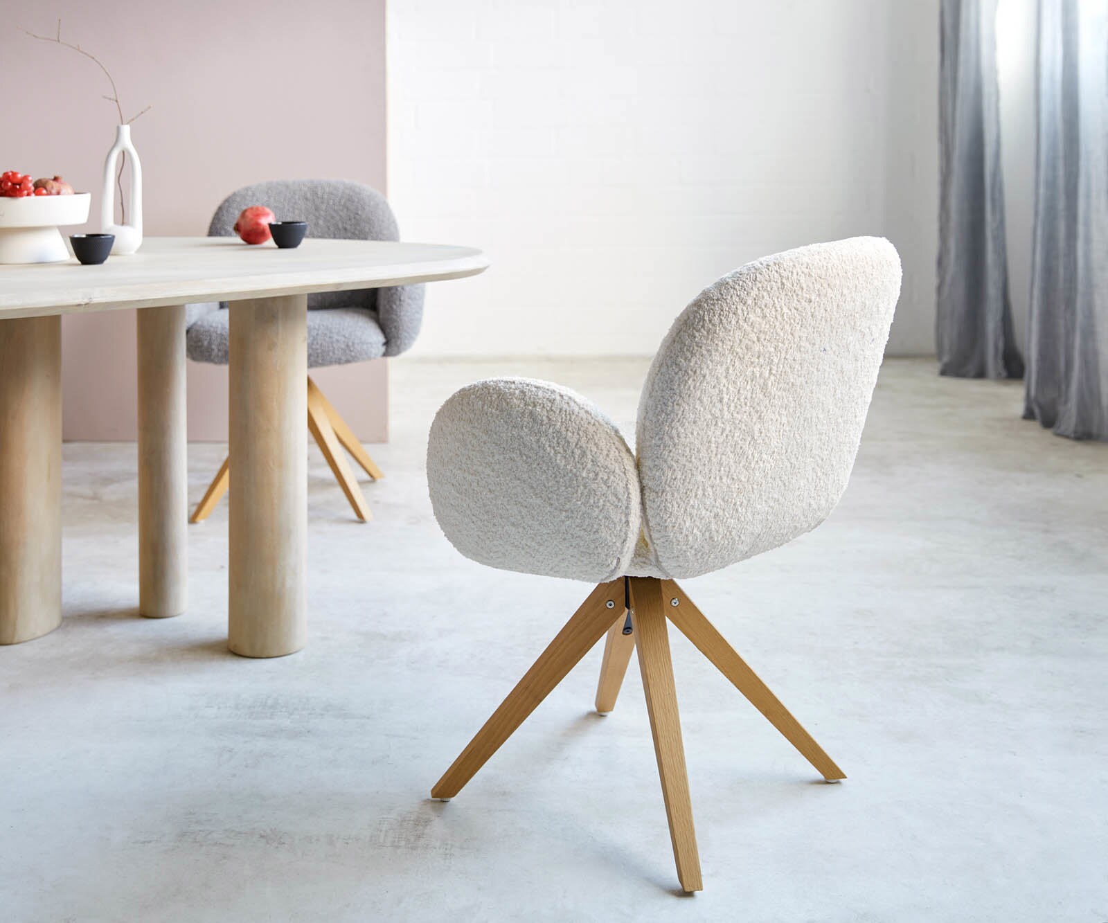Drehstuhl Nube-Flex mit Armlehnen Bouclé Weiß Holzgestell kantig Natur 180° drehbar Taschenfederkern 4