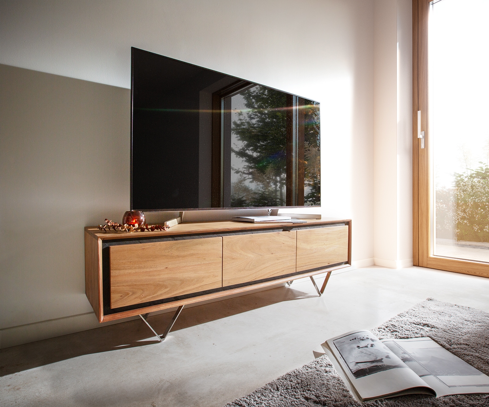 Buffet bas Stonegrace 145 cm acacia nature 3 portes placage en pierre pieds en V Buffet bas Stonegrace 145 cm acacia nature 3 portes placage en pierre pieds en V