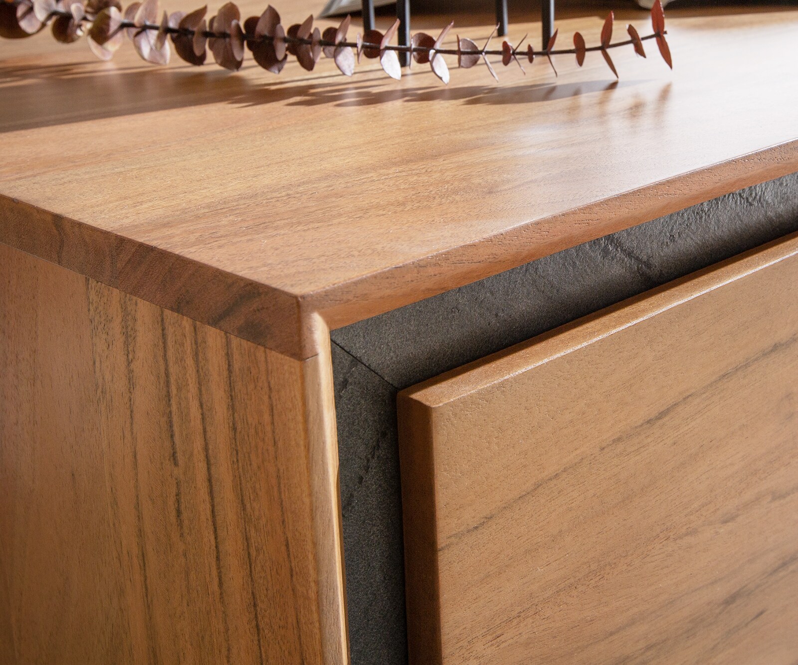 Buffet bas Stonegrace 240 cm acacia nature 2 compartiments 4 tiroirs placage en pierre pieds en V 3