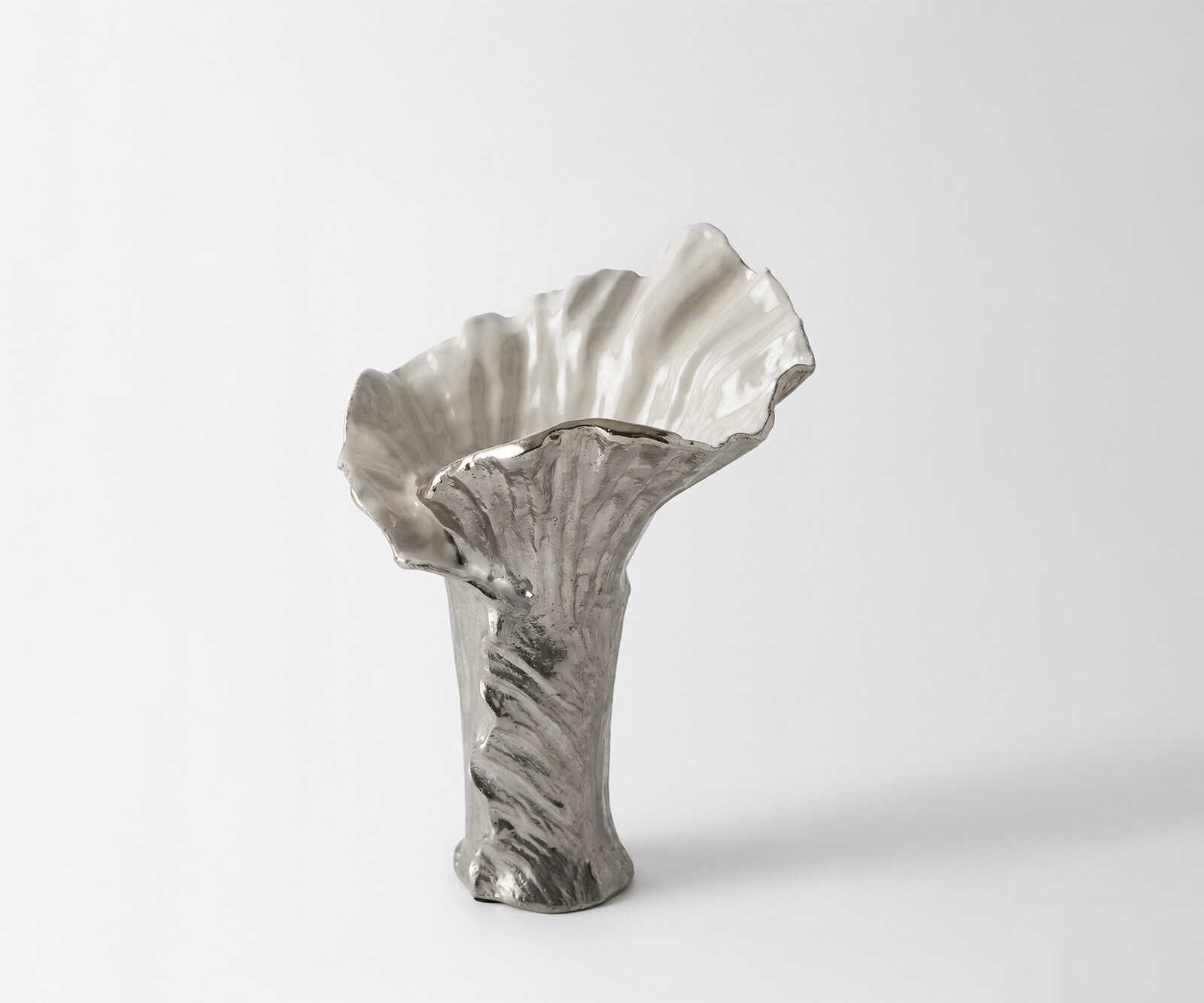 Vase Floris B31 x T30 x H42 cm Aluminium Platin Opal Handgemacht