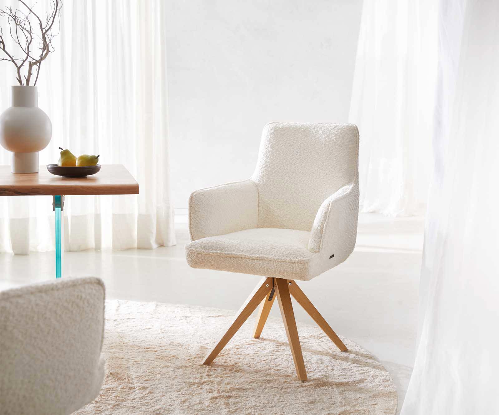 Chaise-pivotante Heira-Flex avec accoudoirs bouclé blanc pied en bois angulaire naturel ressorts ensachés pivote sur 180°