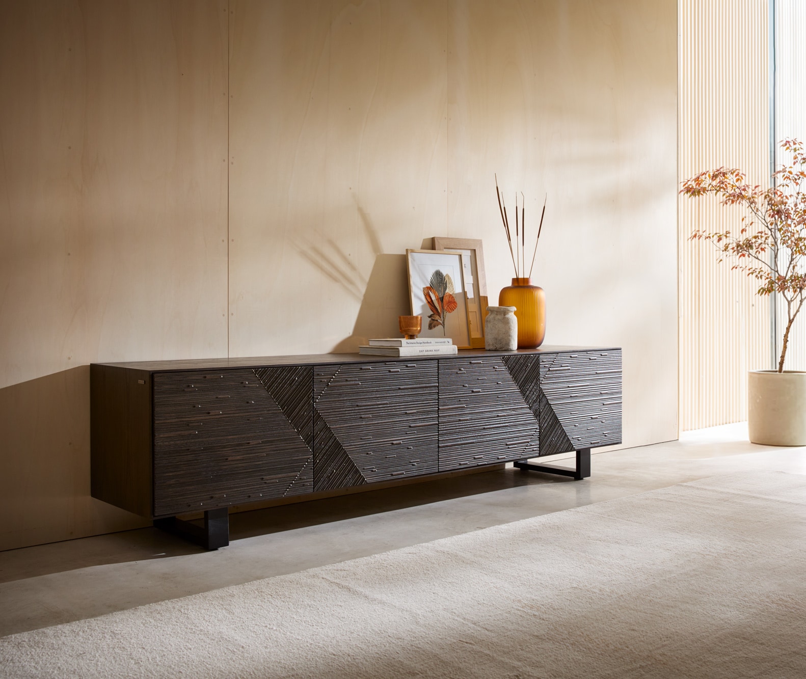 Lowboard Tereos 220 cm Esche Dunkelbraun 3D Effekt 4 Türen Kufe Metall Schwarz Lowboard Tereos 220 cm Esche Dunkelbraun 3D Effekt 4 Türen Kufe Metall Schwarz