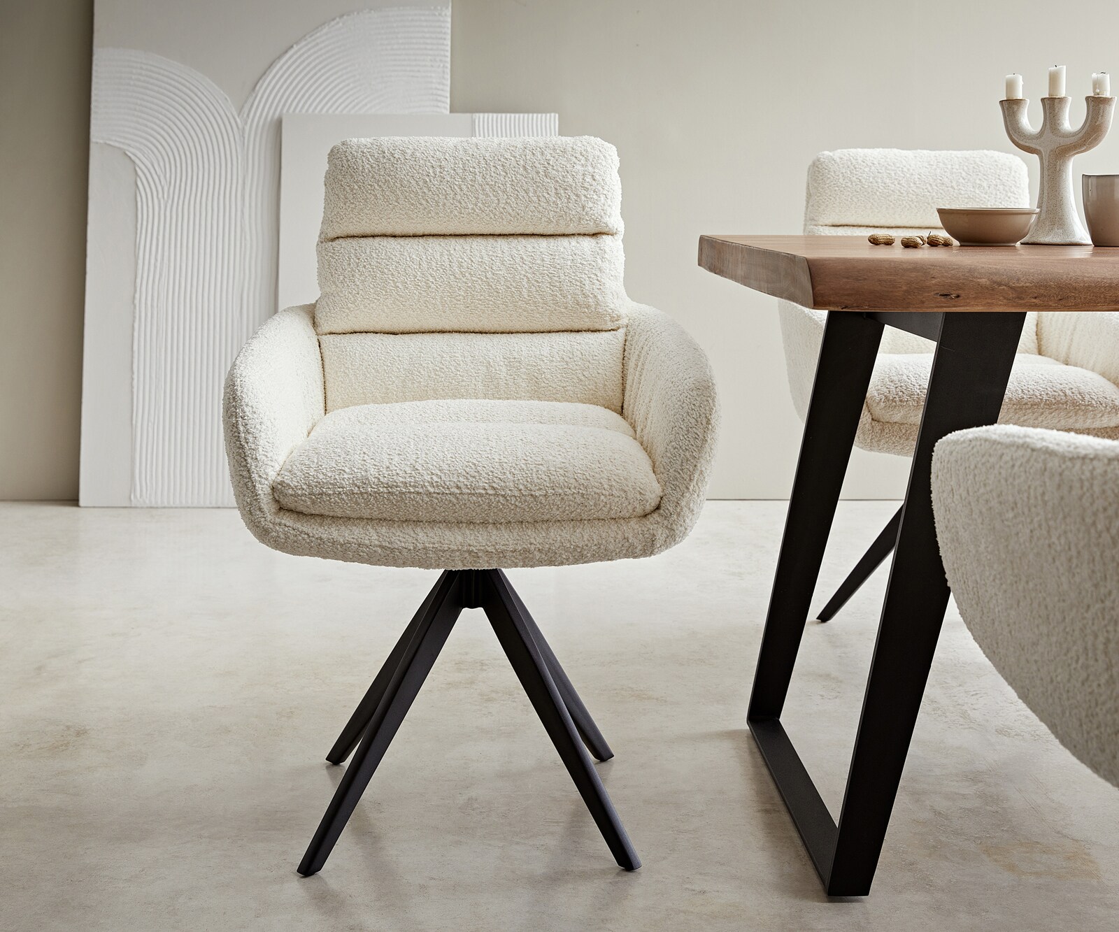 Chaise-de-salle-à-manger Abelia-Flex avec accoudoirs bouclé blanc pied croisé angulaire noir 1
