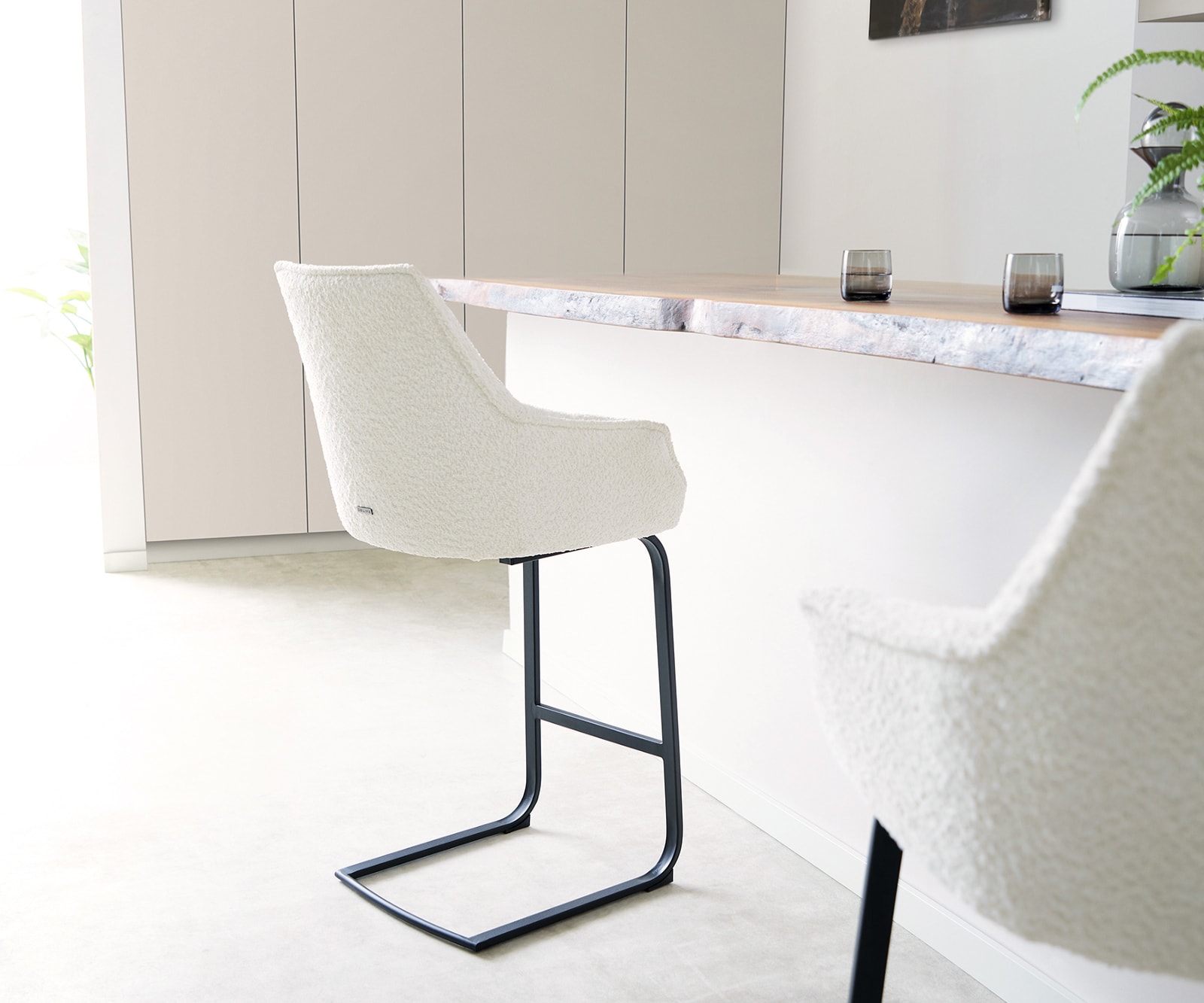 Chaise-de-bar Alja-Flex Bouclé Blanc cadre luge plat Métal Noir Ressorts ensachés 3