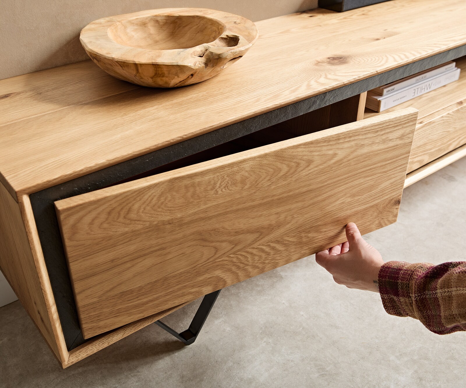 Meuble TV Stonegrace 240 cm Chêne naturel 2 portes 1 compartiment 2 tiroirs Placage pierre Pied en V métal noir 5