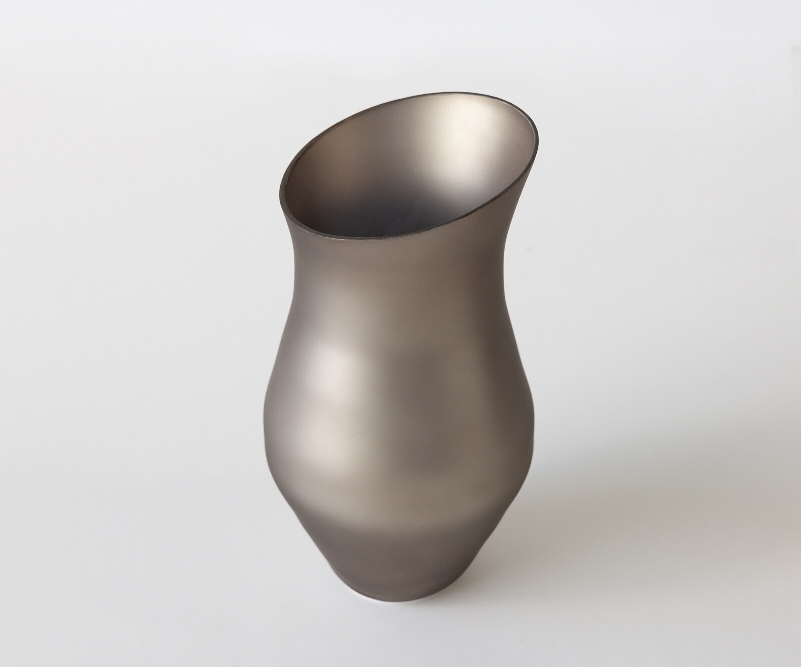 Vase Curvia l18 x P11 x H41 cm Verre Opal Soufflé à la bouche 2