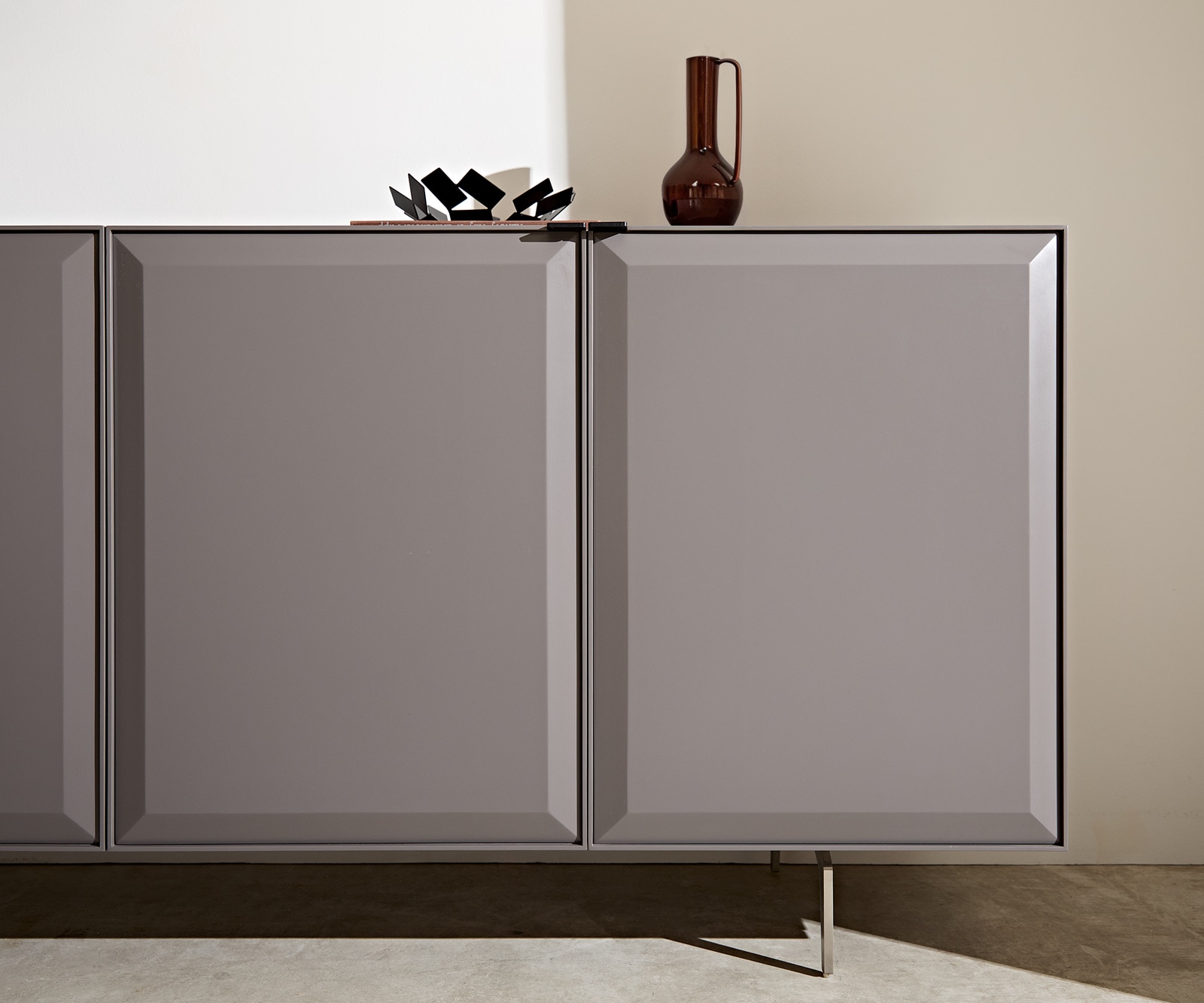 Sideboard Marellia 200 cm Grau 4 Türen Winkelfuß Edelstahl 4 Sideboard Marellia 200 cm Grau 4 Türen Winkelfuß Edelstahl 4