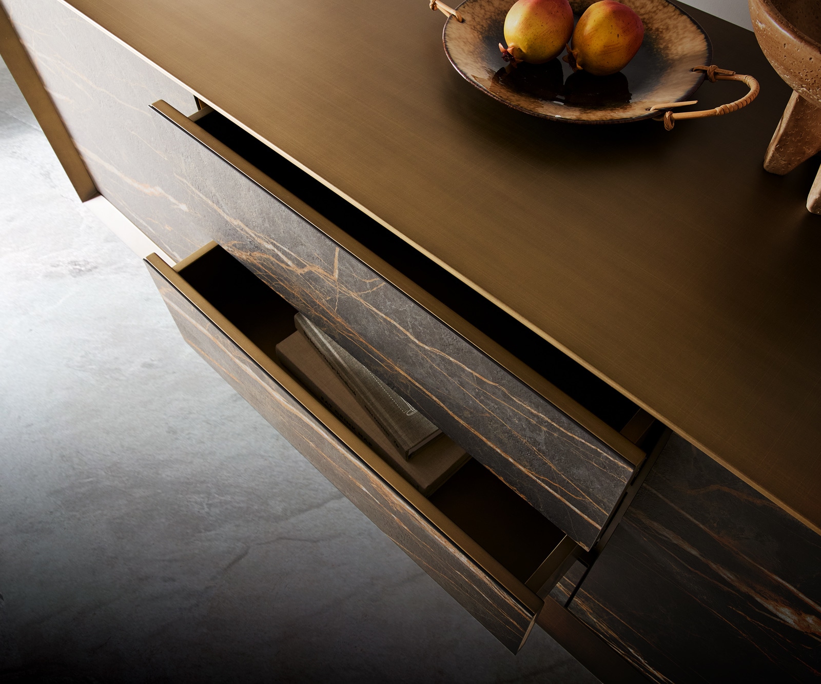 Sideboard Yori 200 cm Metallic Gold 2 Türen 3 Schubladen Acrylfuß Keramik Laminam®Noir Desir Braun 4 Sideboard Yori 200 cm Metallic Gold 2 Türen 3 Schubladen Acrylfuß Keramik Laminam®Noir Desir Braun 4
