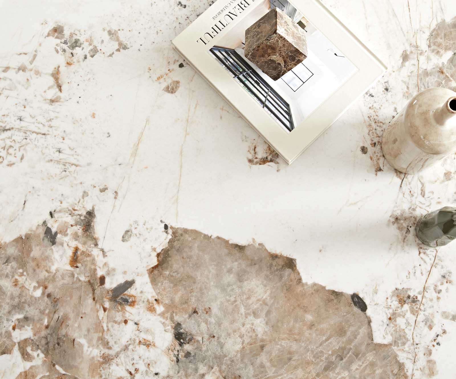 Couchtisch Sarita 120x70 cm Keramik Minas Melange Weiß-Beige Gestell Effektfinish Titan 2 Couchtisch Sarita 120x70 cm Keramik Minas Melange Weiß-Beige Gestell Effektfinish Titan 2