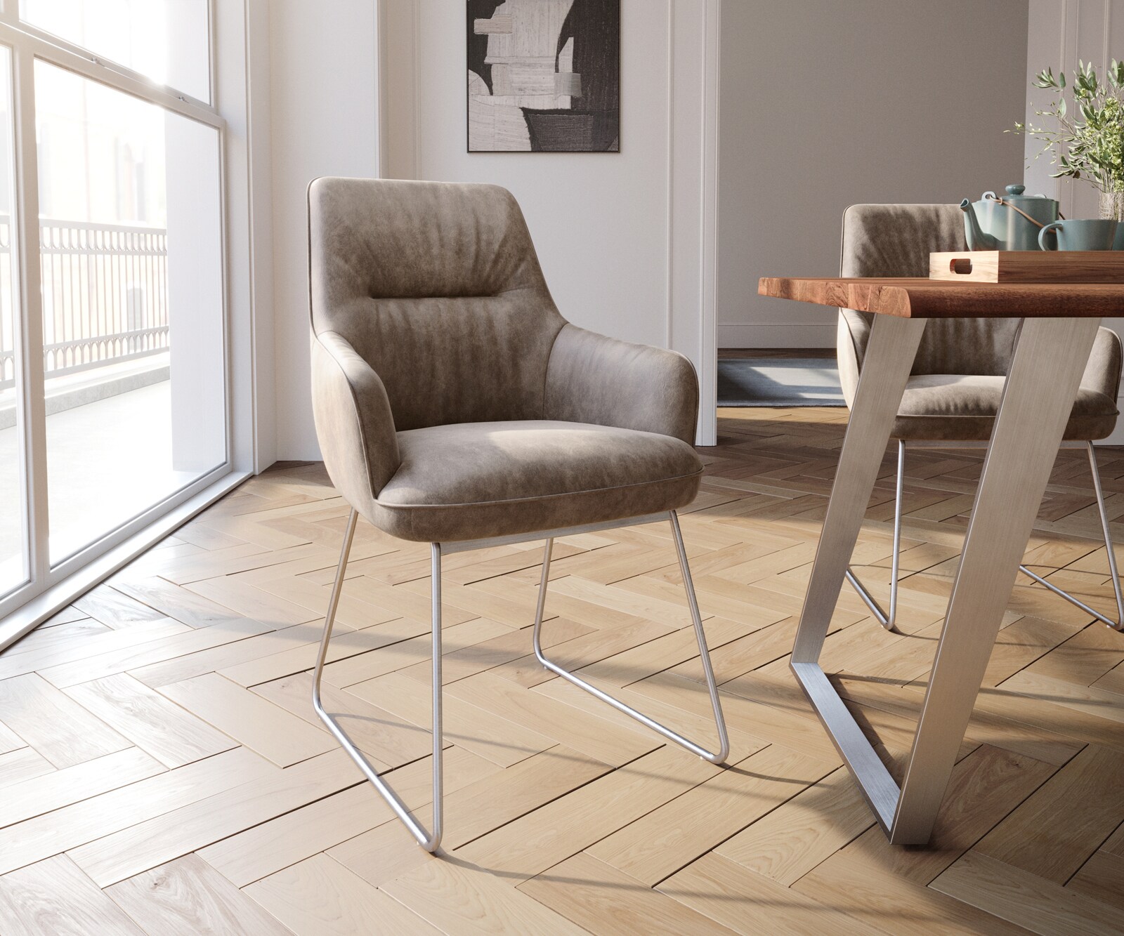 Chaise-de-salle-à-manger Zelia-Flex avec accoudoirs microvelours taupe vintage pied trapèze acier inoxydable brossé ressorts ensachés 1