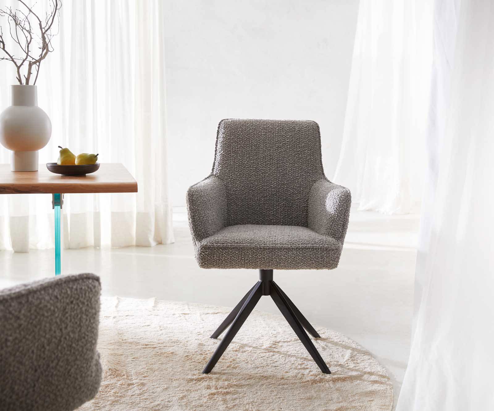 Chaise-pivotante Heira-Flex avec accoudoirs bouclé gris argenté pied croisé large noir pivotement sur 360° ressorts ensachés 1