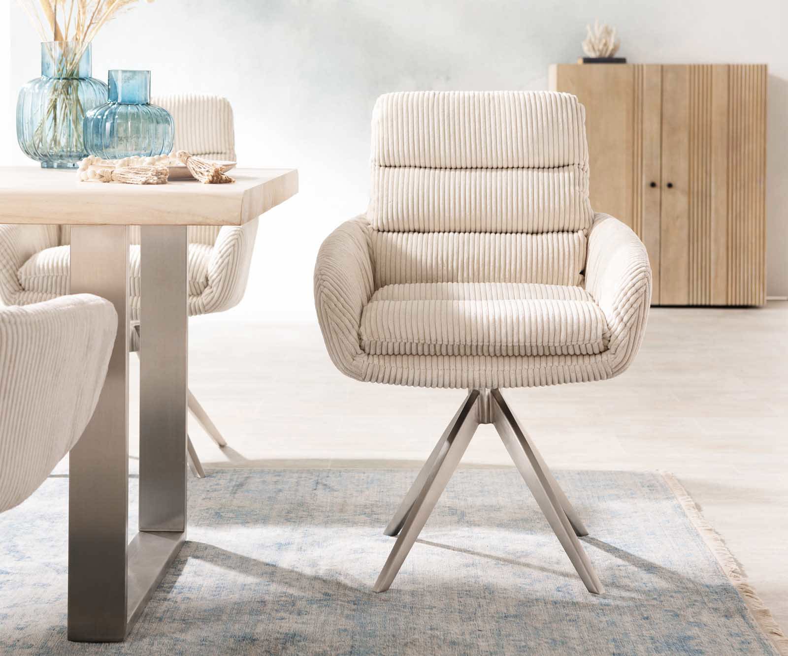 Chaise-de-salle-à-manger Abelia-Flex avec accoudoirs côtelé beige vintage pied croisé angulaire acier inoxydable brossé 1