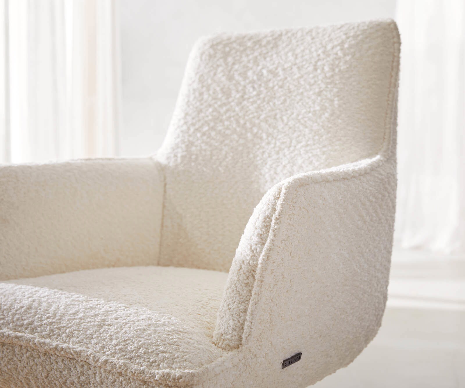 Chaise-pivotante Heira-Flex avec accoudoirs bouclé blanc pied croisé large noir pivotement sur 360° ressorts ensachés 3
