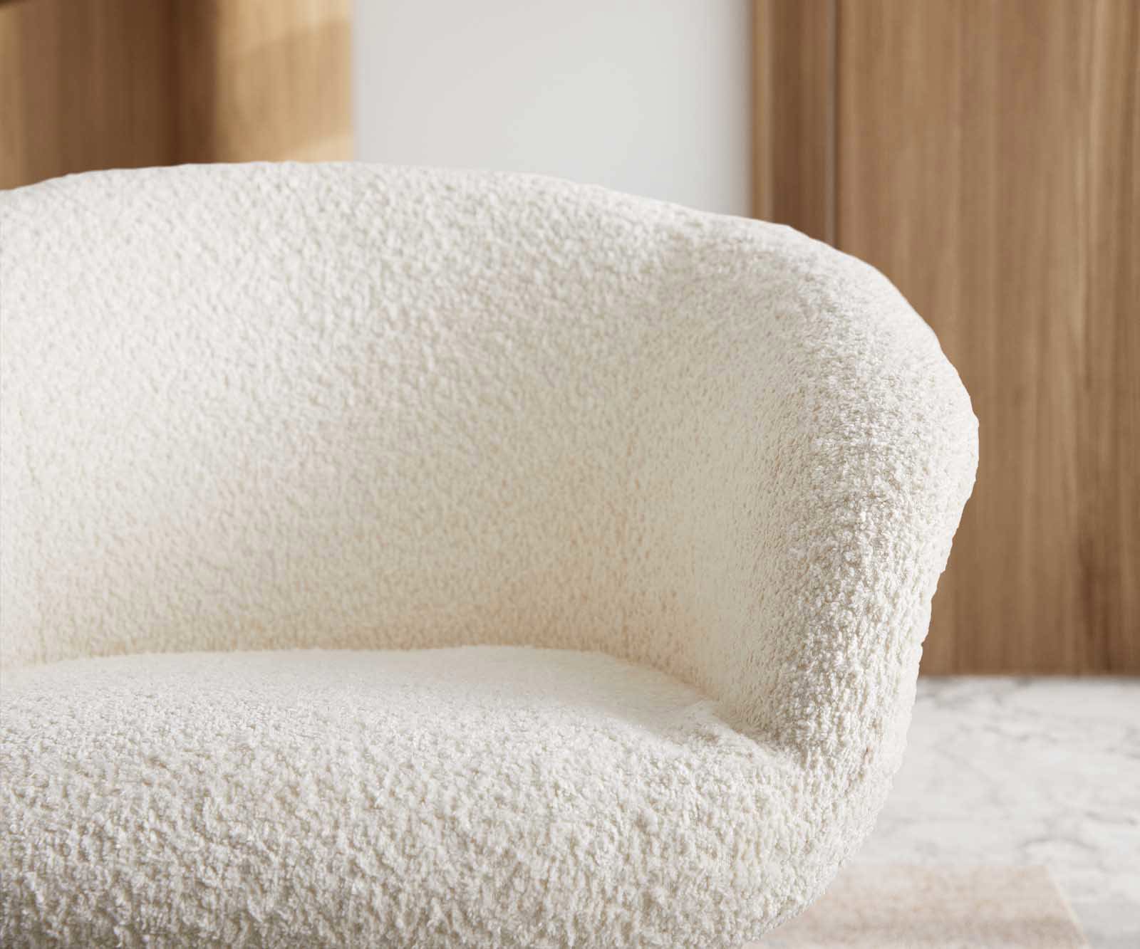 Chaise-pivotante Vinka-Flex avec accoudoirs bouclé blanc pied en bois angulaire naturel pivotement sur 180° ressorts ensachés 3