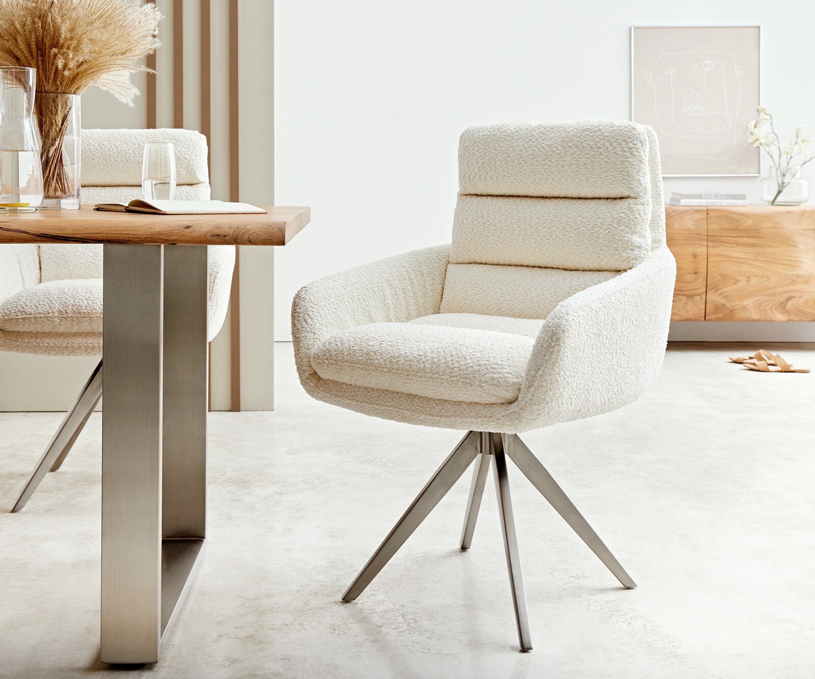 Esszimmerstuhl Abelia-Flex mit Armlehnen Bouclé Weiß Kreuzgestell kantig Edelstahl Esszimmerstuhl Abelia-Flex mit Armlehnen Bouclé Weiß Kreuzgestell kantig Edelstahl