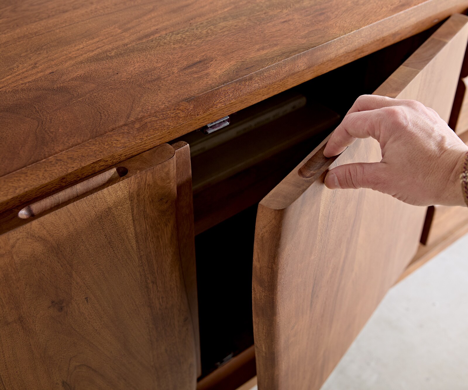 Sideboard Live-Edge 172 cm Akazie Braun 3 Schübe 4 Türen 4