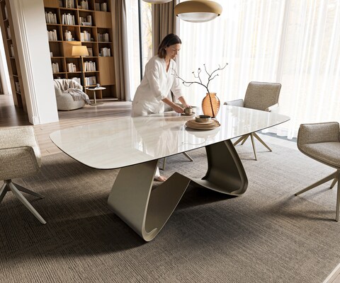 Table à manger Edge bateau 200x100 cm céramique Onyx Champagne piètement en W métal finition effet titane