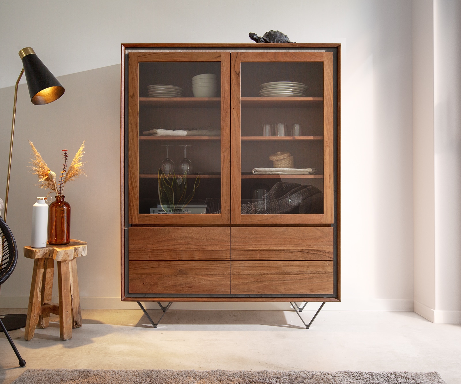 Vitrine Stonegrace 120x150 cm Akazie Braun Steinfurnier 2 Türen 4 Schubladen V-Fuß Schwarz 1 Vitrine Stonegrace 120x150 cm Akazie Braun Steinfurnier 2 Türen 4 Schubladen V-Fuß Schwarz 1