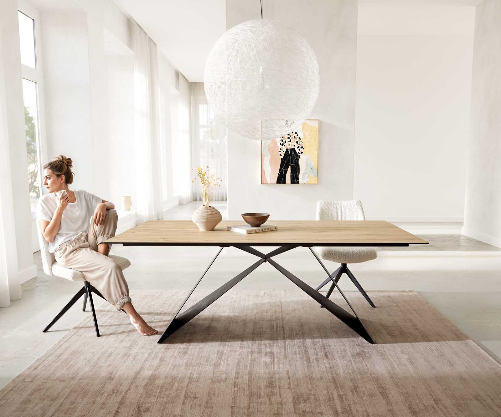 Esstisch Edge 200x100 Keramik Laminam® Sabbia Eichefarbig V-Gestell Flachstahl Schwarz Esstisch Edge 200x100 Keramik Laminam® Sabbia Eichefarbig V-Gestell Flachstahl Schwarz