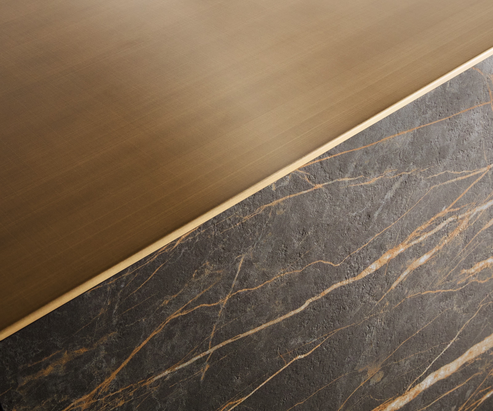 Sideboard Yori 200 cm Metallic Gold 2 Türen 3 Schubladen schwebend Metall Schwarz Keramik Laminam®Noir Desir Braun 3