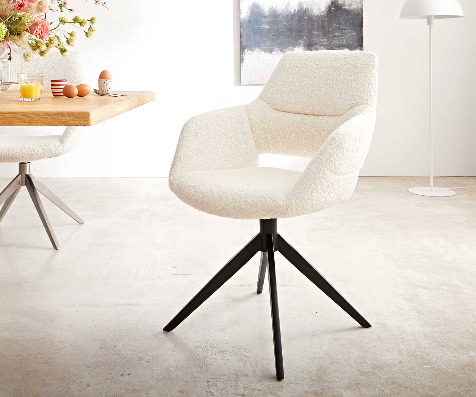 Drehstuhl Yago-Flex mit Armlehnen Bouclé Weiß Kreuzgestell breit Schwarz 360° drehbar Taschenfederkern Drehstuhl Yago-Flex mit Armlehnen Bouclé Weiß Kreuzgestell breit Schwarz 360° drehbar Taschenfederkern