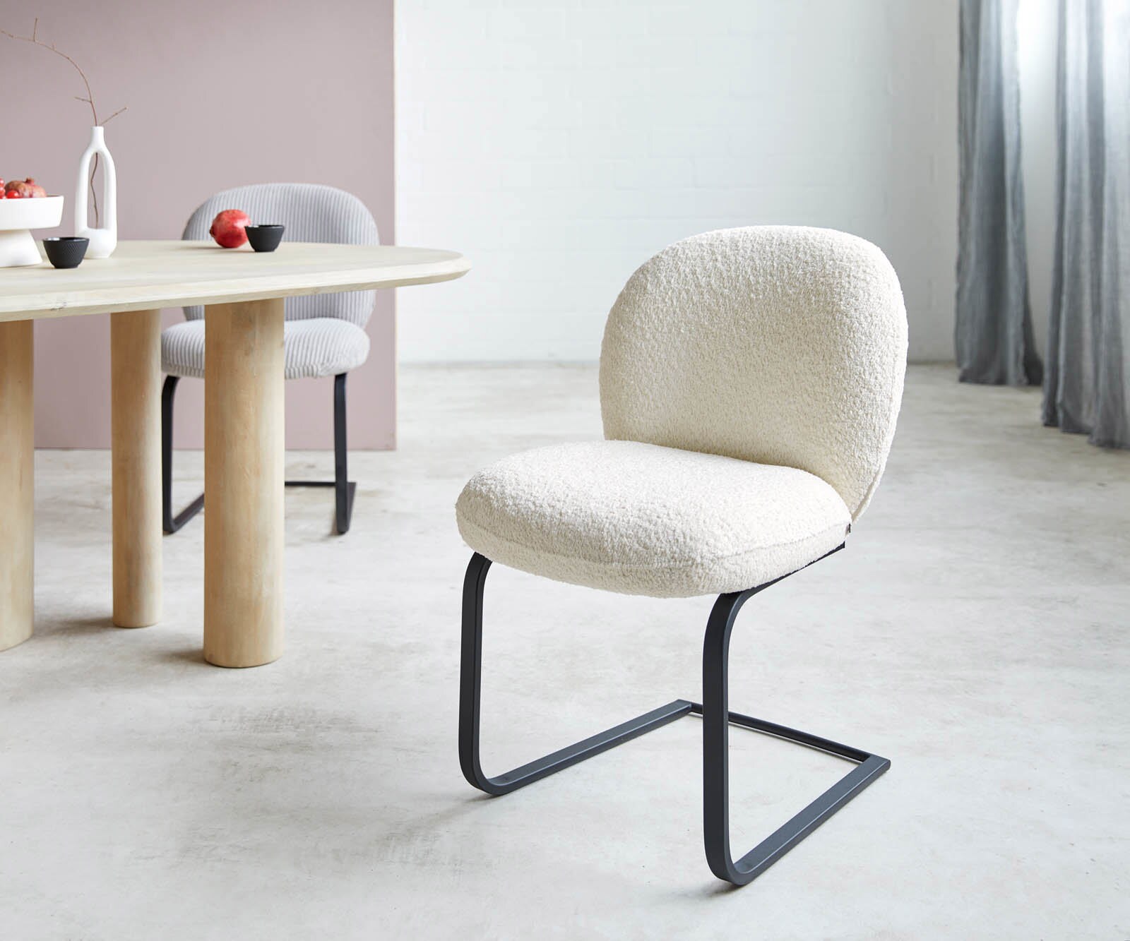 Freischwinger Nube-Flex Bouclé Weiß Freischwinger flach Schwarz Taschenfederkern 1