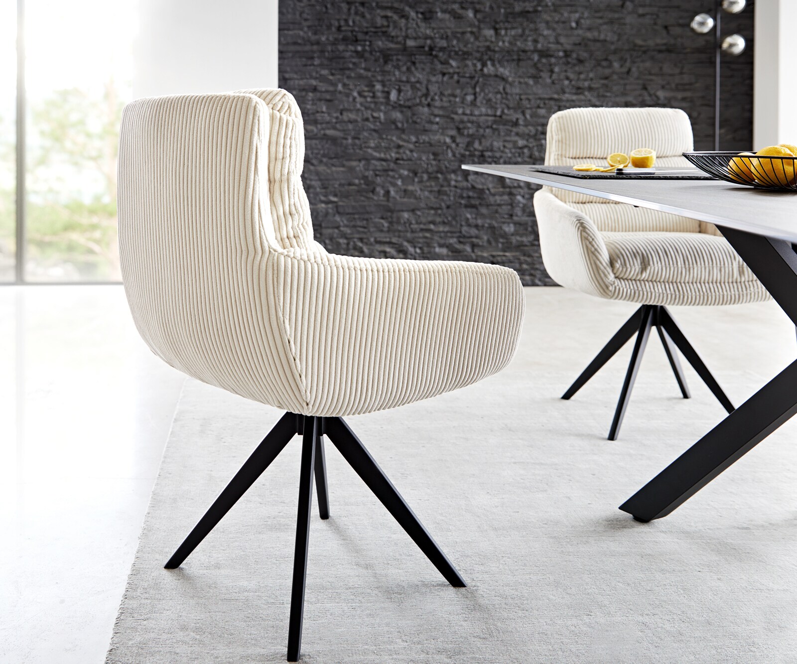 Chaise-de-salle-à-manger Abelia-Flex avec accoudoirs côtelé beige vintage pied croisé angulaire noir 4 Chaise-de-salle-à-manger Abelia-Flex avec accoudoirs côtelé beige vintage pied croisé angulaire noir 4