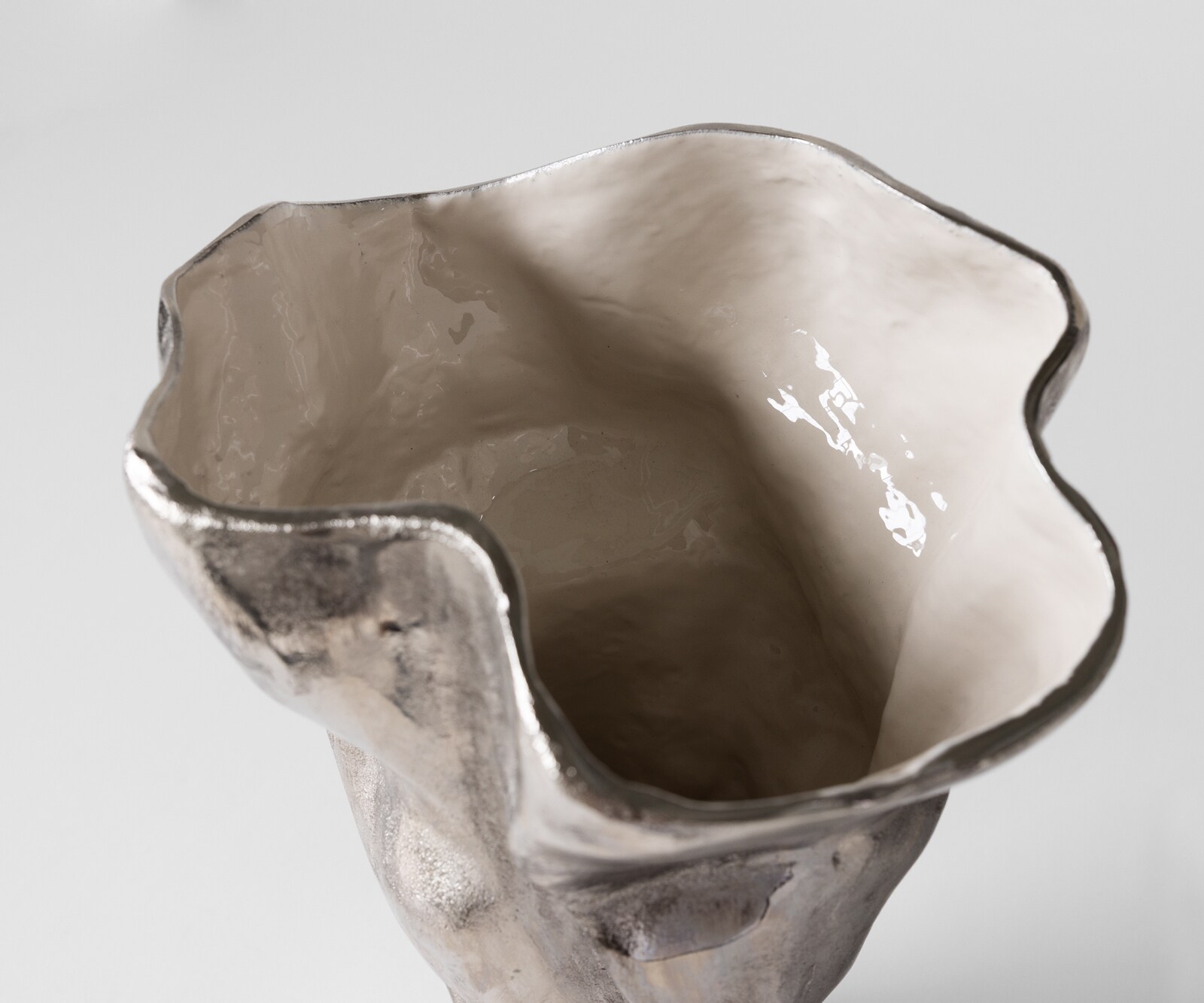 Vase Mimoro B28 x T24 x H38 cm Aluminium Platin Opal Handgemacht 4