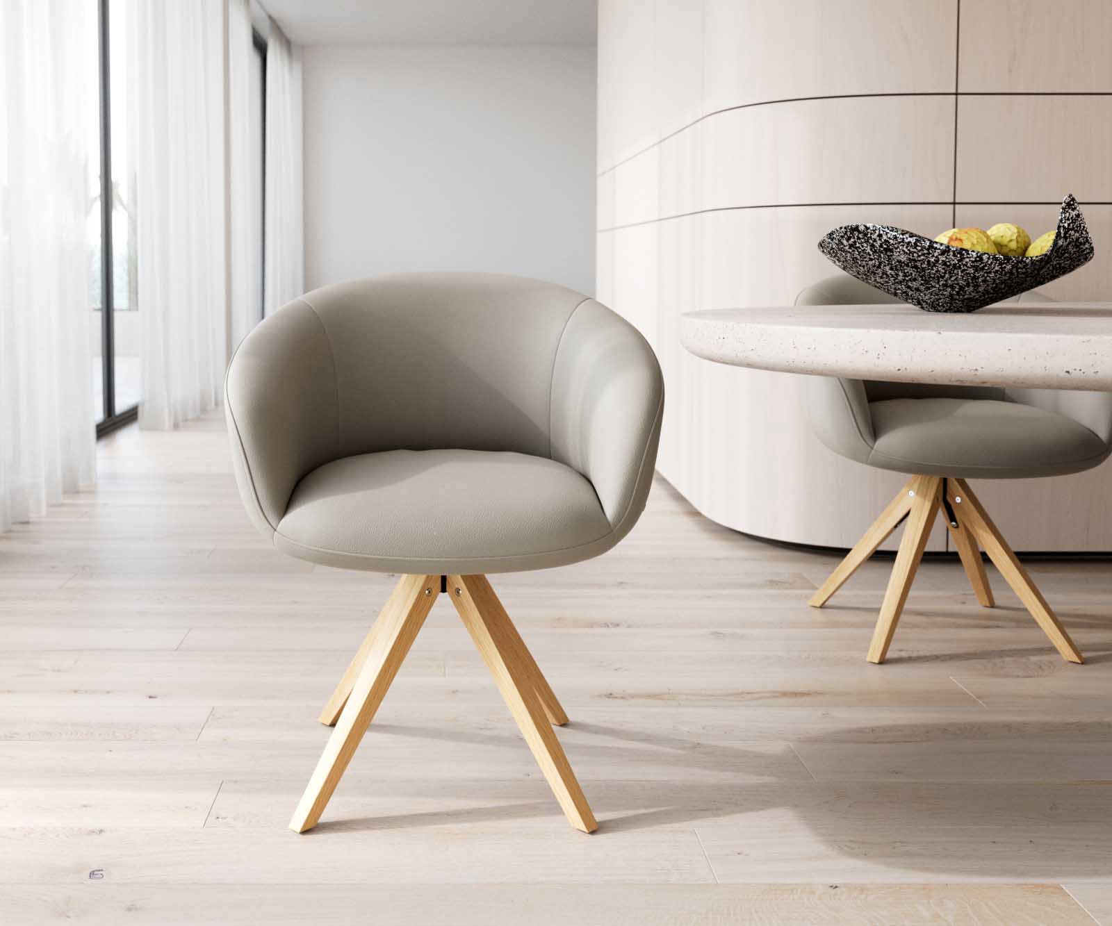 Chaise-pivotante Vinka-Flex avec accoudoirs cuir de vache couleur boue pied en bois angulaire naturel pivotement sur 180° ressorts ensachés 1