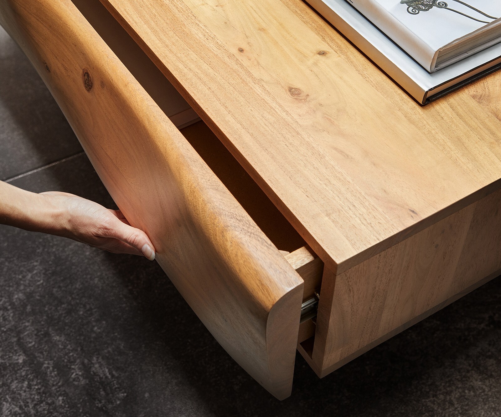 Table-basse New Live-Edge 115x60 cm acacia naturel 2 tiroirs 1 compartiment patin inoxydable brossé 4