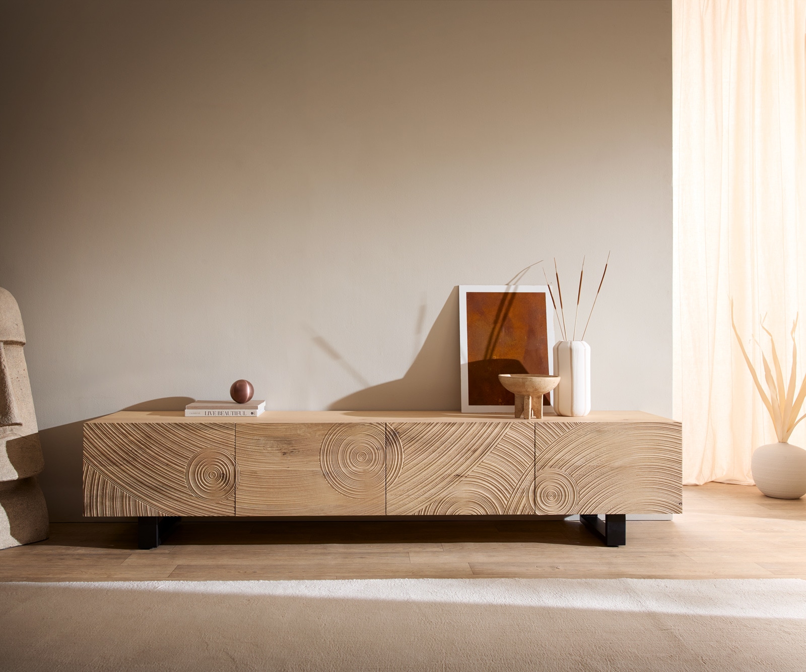 Lowboard Ashara 220 cm Eiche Natur 3D Effekt 4 Türen Kufe Metall Schwarz 1 Lowboard Ashara 220 cm Eiche Natur 3D Effekt 4 Türen Kufe Metall Schwarz 1