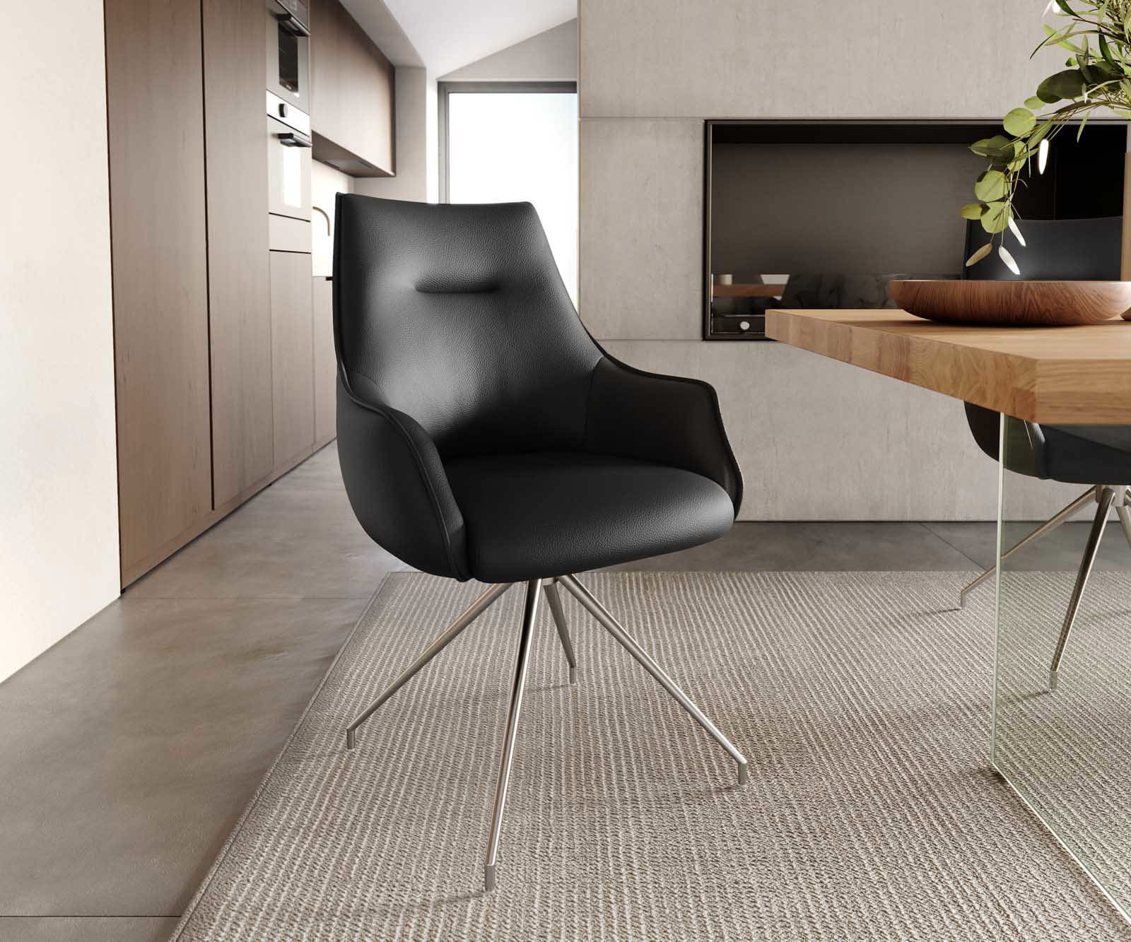 Chaise-pivotante Alja-Flex avec accoudoirs cuir de vache noir pied croisé conique acier inoxydable ressorts ensachés pivote sur 180°