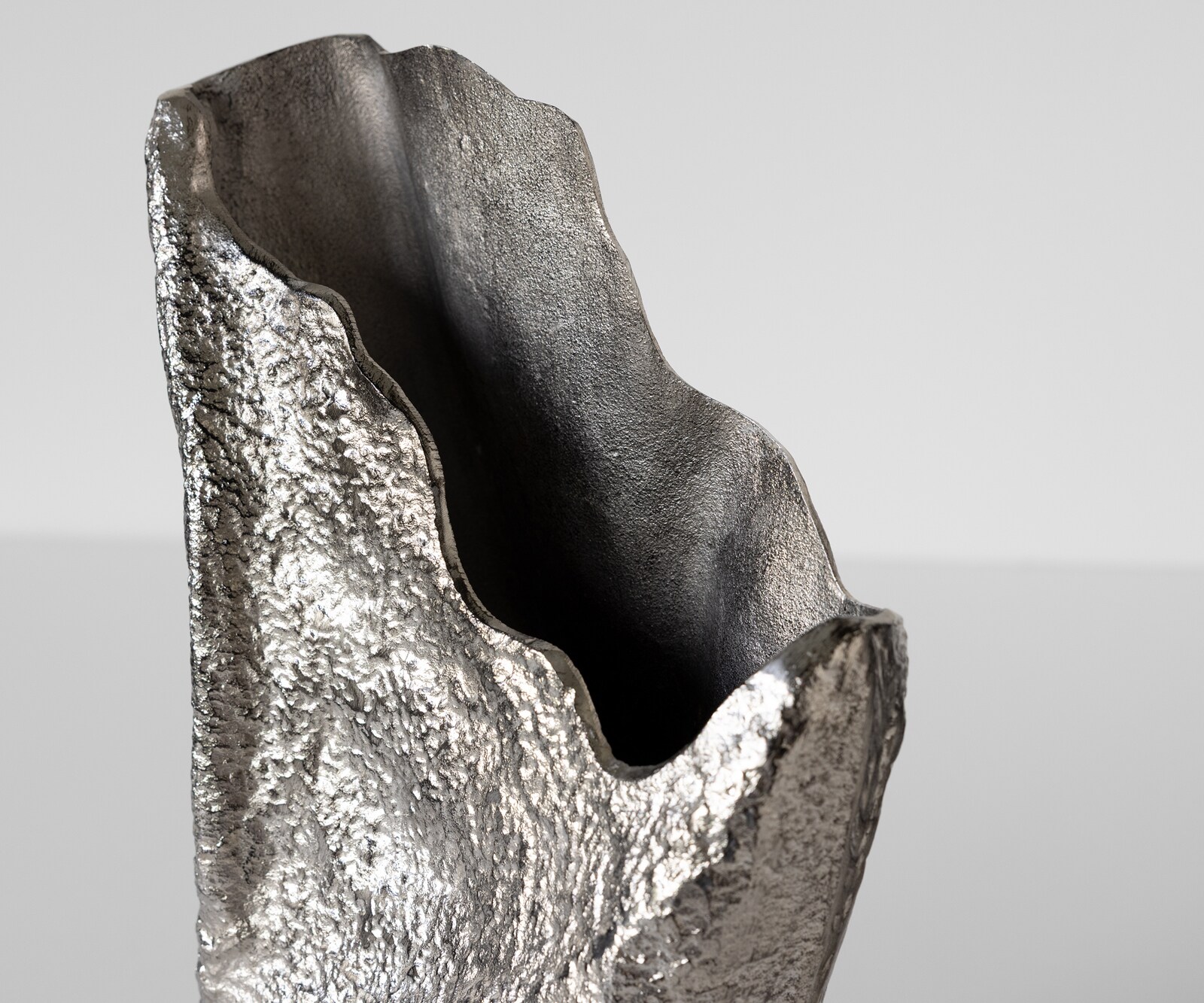 Vase Cavira B29 x T16 x H48 cm Aluminium Platin Handgemacht 4