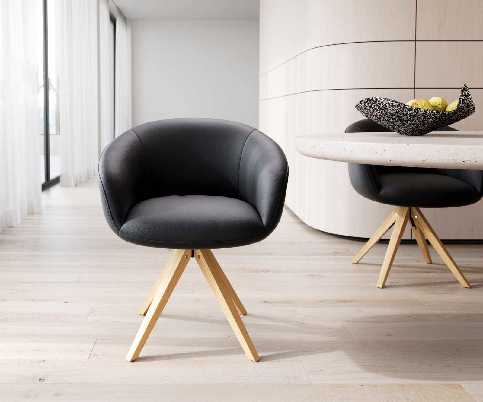 Chaise-pivotante Vinka-Flex avec accoudoirs cuir de vache noir pied en bois angulaire naturel pivotement sur 180° ressorts ensachés 1
