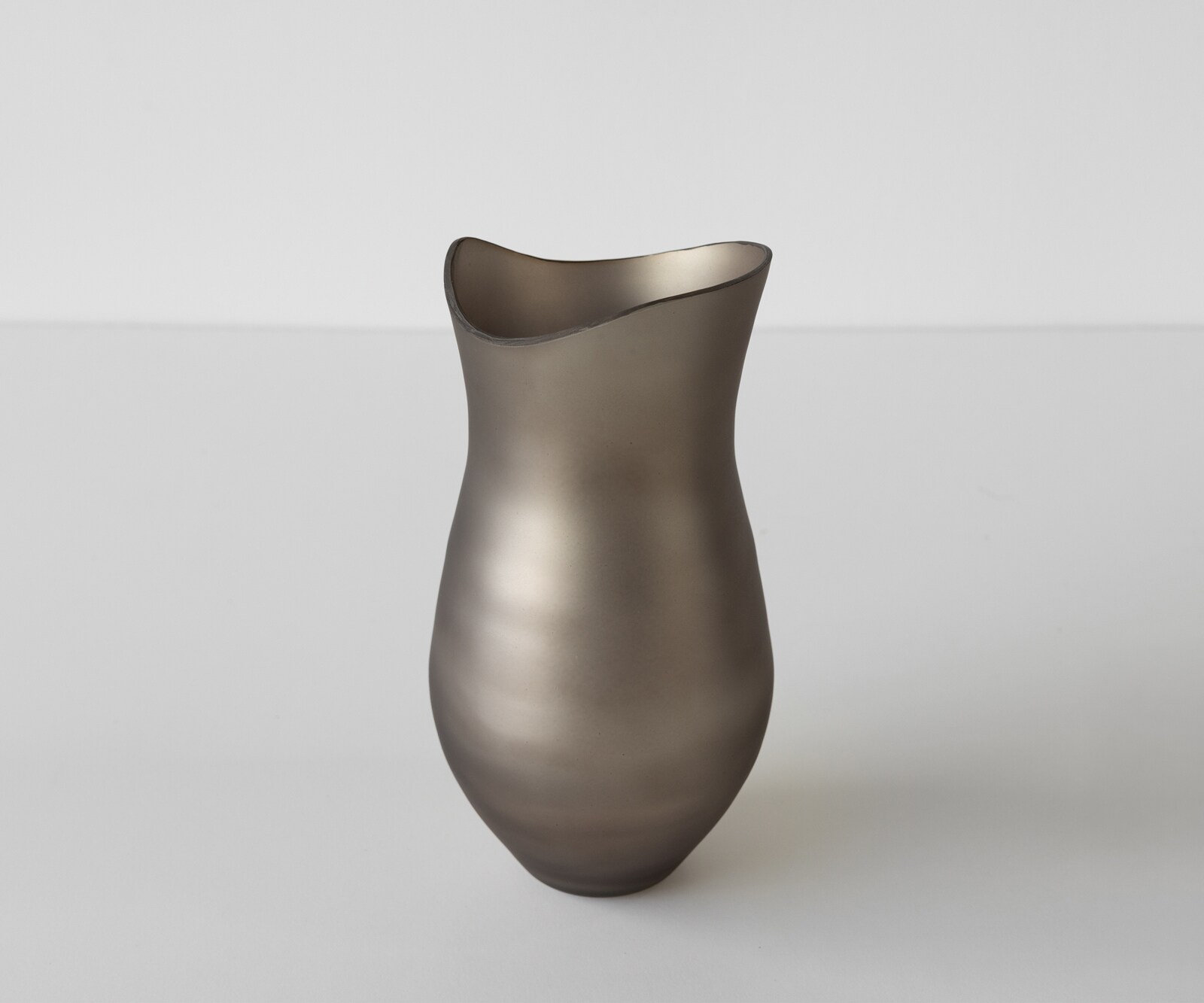 Vase Sinuo l16 x P16 x H30 cm Verre Opal Soufflé à la bouche 1