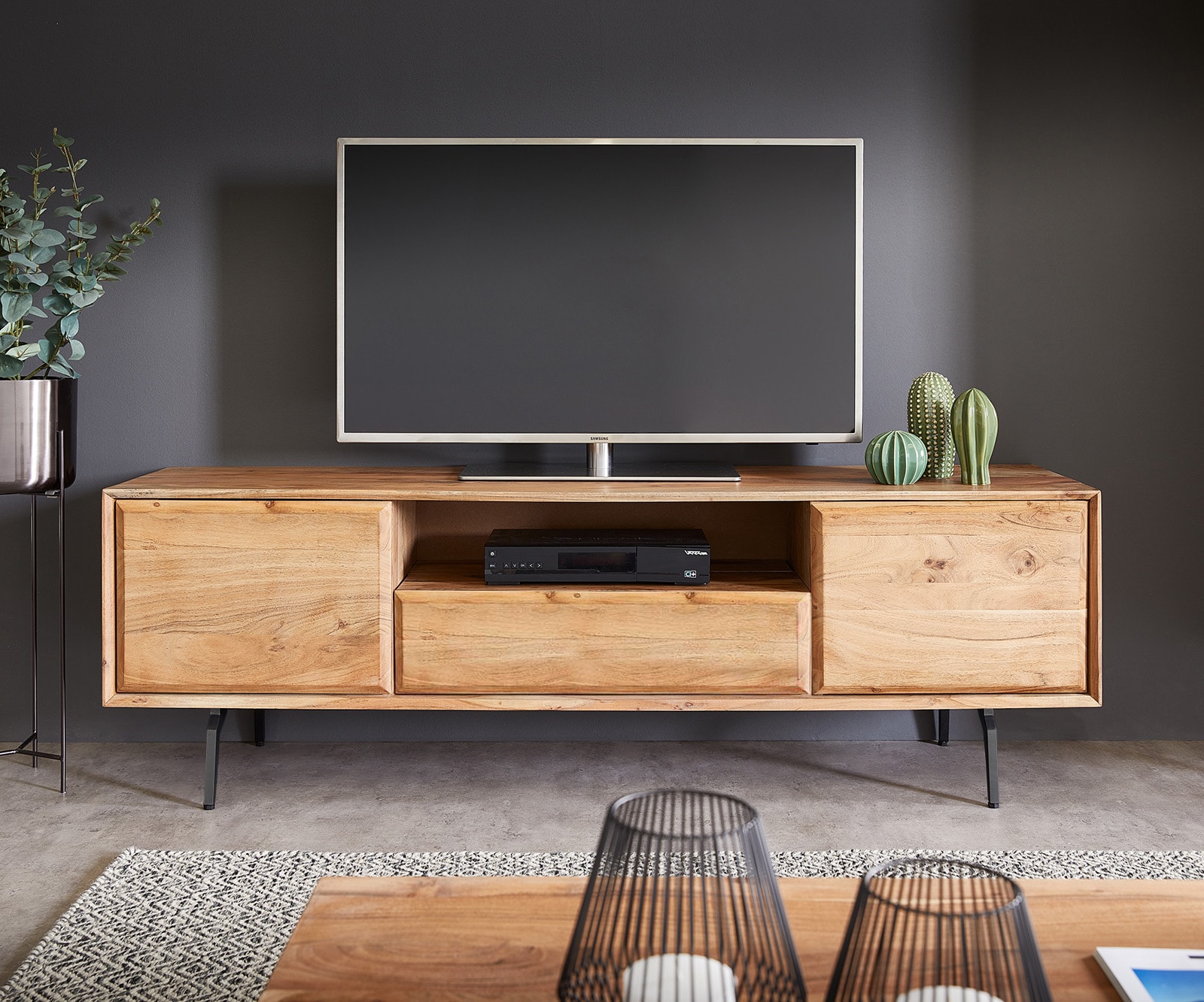 Lowboard Shari 160 cm Akazie Natur 2 Türen 1 Schublade 1 Fach Winkelfuß Metall Schwarz 1 Lowboard Shari 160 cm Akazie Natur 2 Türen 1 Schublade 1 Fach Winkelfuß Metall Schwarz 1