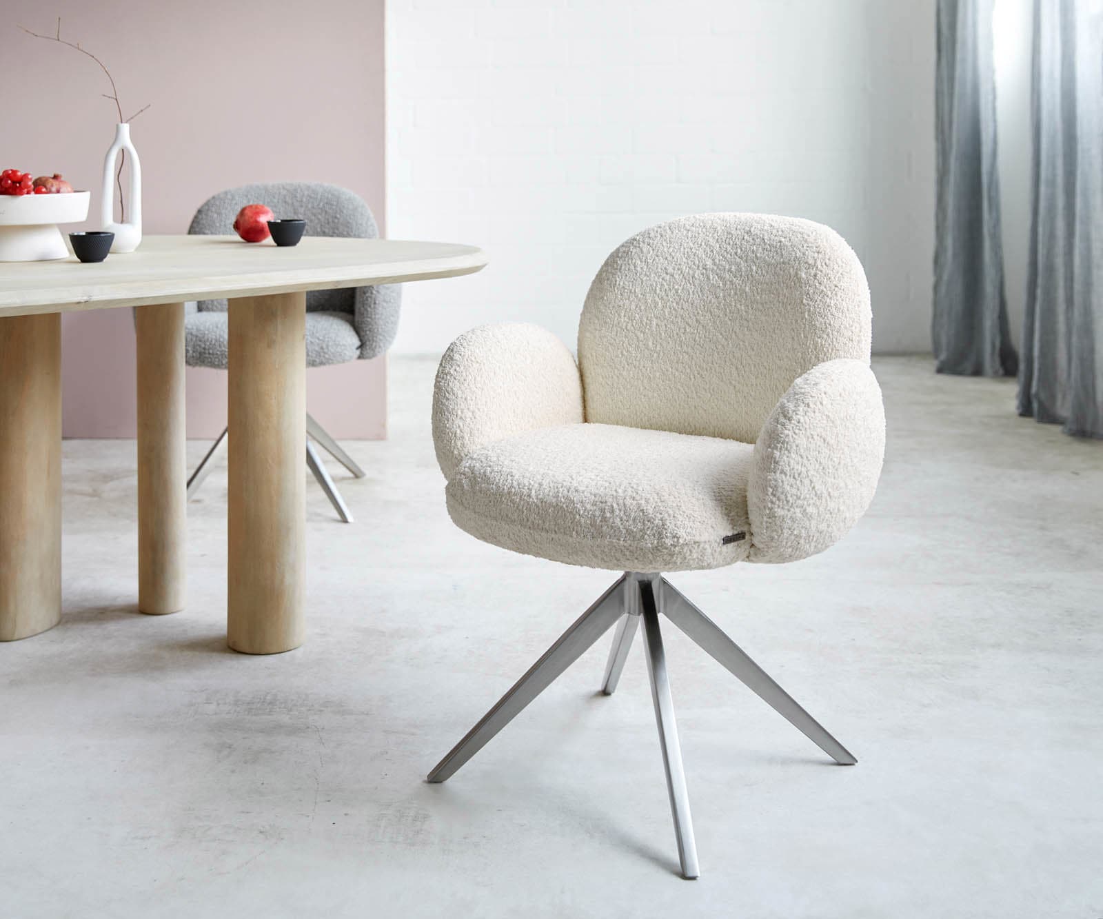 Drehstuhl Nube-Flex mit Armlehnen Bouclé Weiß Kreuzgestell breit Edelstahl 360° drehbar Taschenfederkern Drehstuhl Nube-Flex mit Armlehnen Bouclé Weiß Kreuzgestell breit Edelstahl 360° drehbar Taschenfederkern