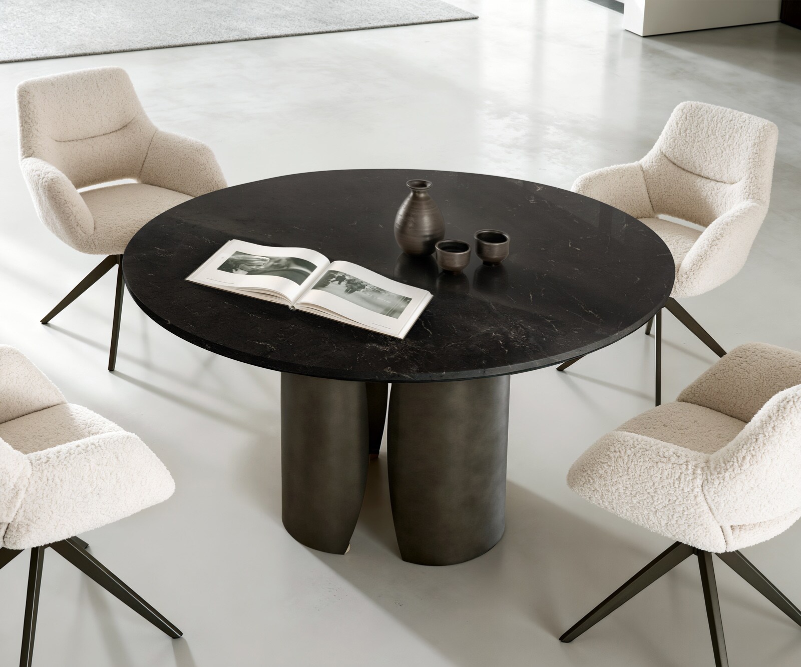 Table-à-manger Adenza ronde 140 x 140 cm marbre noir et or métal noir antique 1