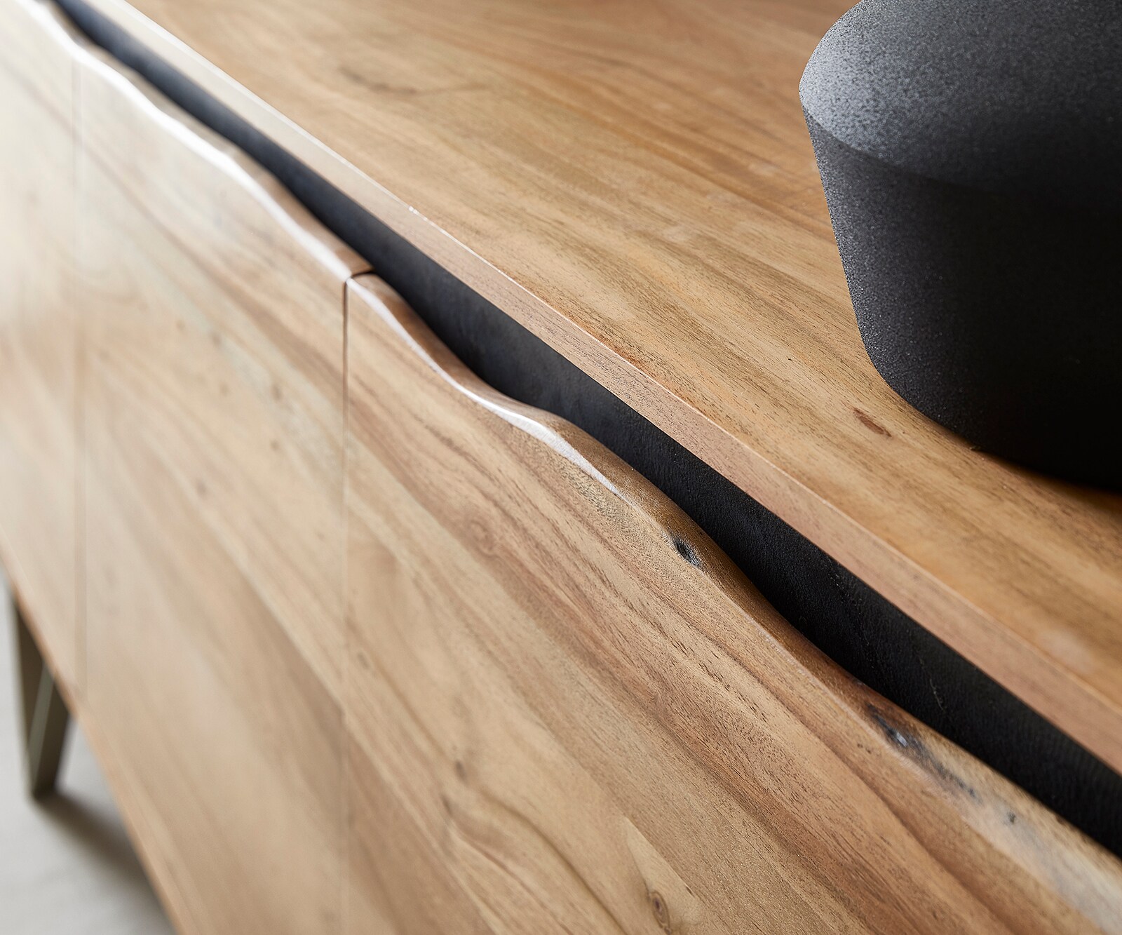 Sideboard Stonegrace 147x45 cm Akazie Natur 3 Türen Baumkante 5