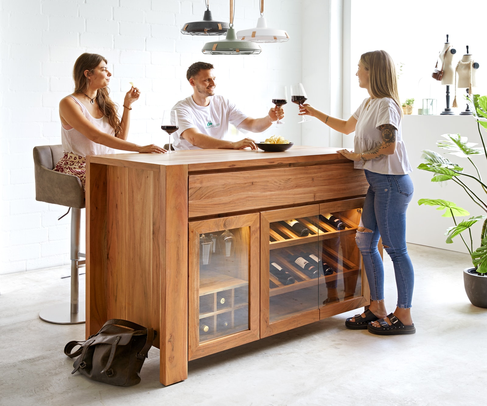 Barschrank Hedora 160x75 cm Akazie Natur mit Beleuchtung 9