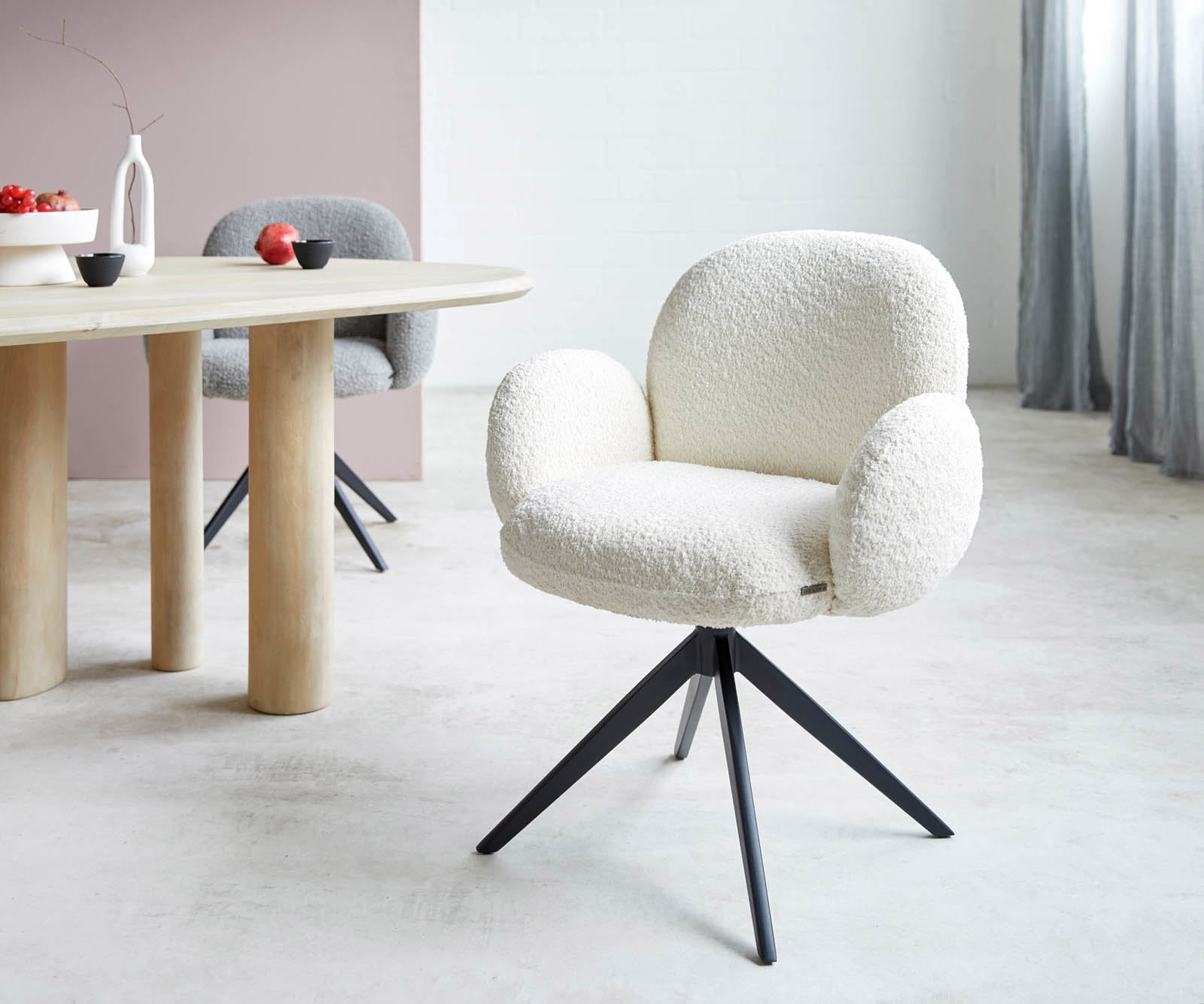 Drehstuhl Nube-Flex mit Armlehnen Bouclé Weiß Kreuzgestell breit Schwarz 360° drehbar Taschenfederkern Drehstuhl Nube-Flex mit Armlehnen Bouclé Weiß Kreuzgestell breit Schwarz 360° drehbar Taschenfederkern