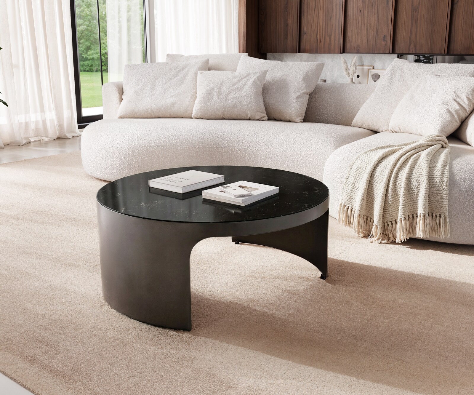 Table-basse Alerio 90 x 90 cm, marbre noir et métal doré, finition Black Antique