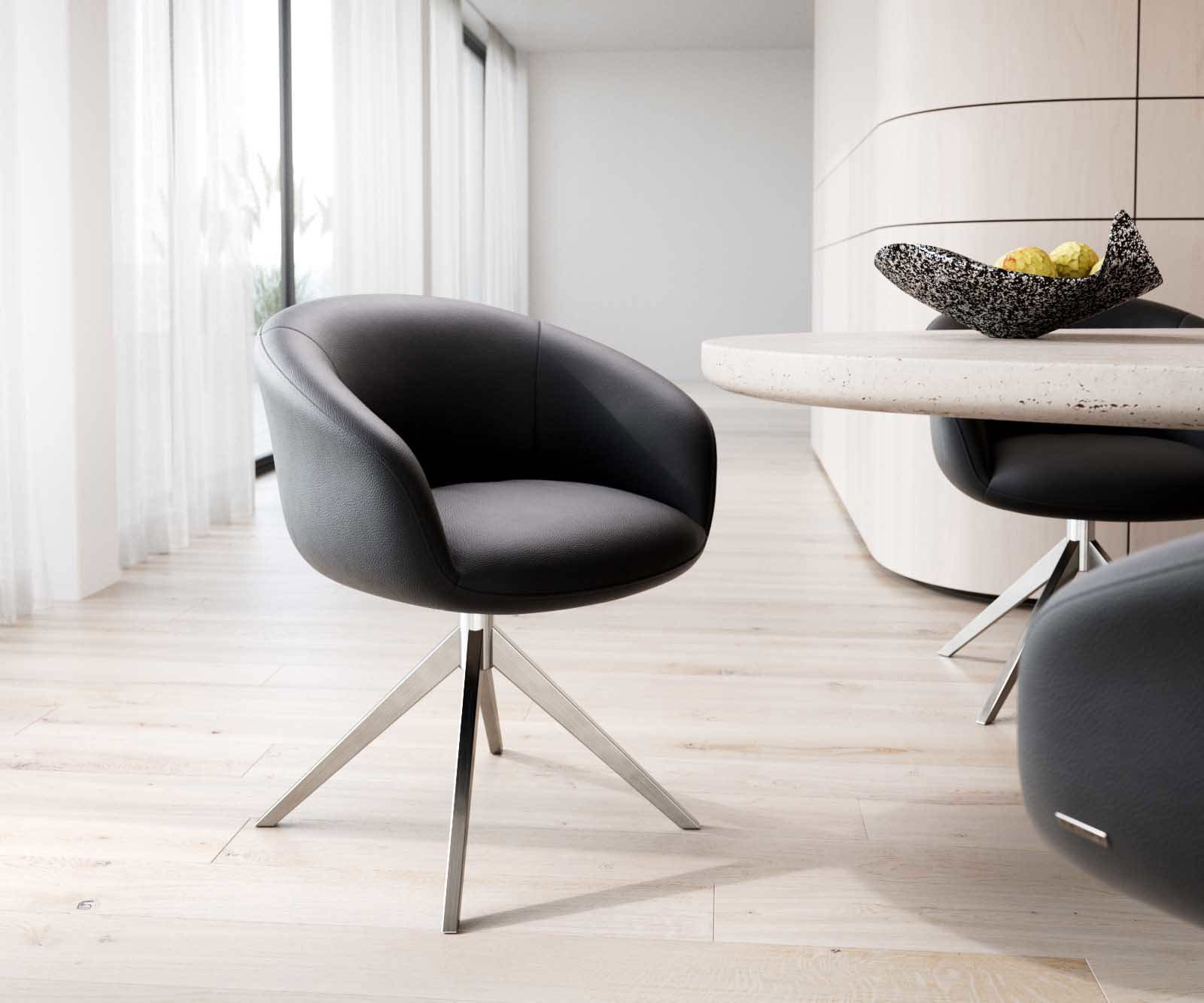 Chaise-pivotante Vinka-Flex avec accoudoirs cuir de vache noir pied croisé large acier inoxydable ressorts ensachés pivote sur 360°