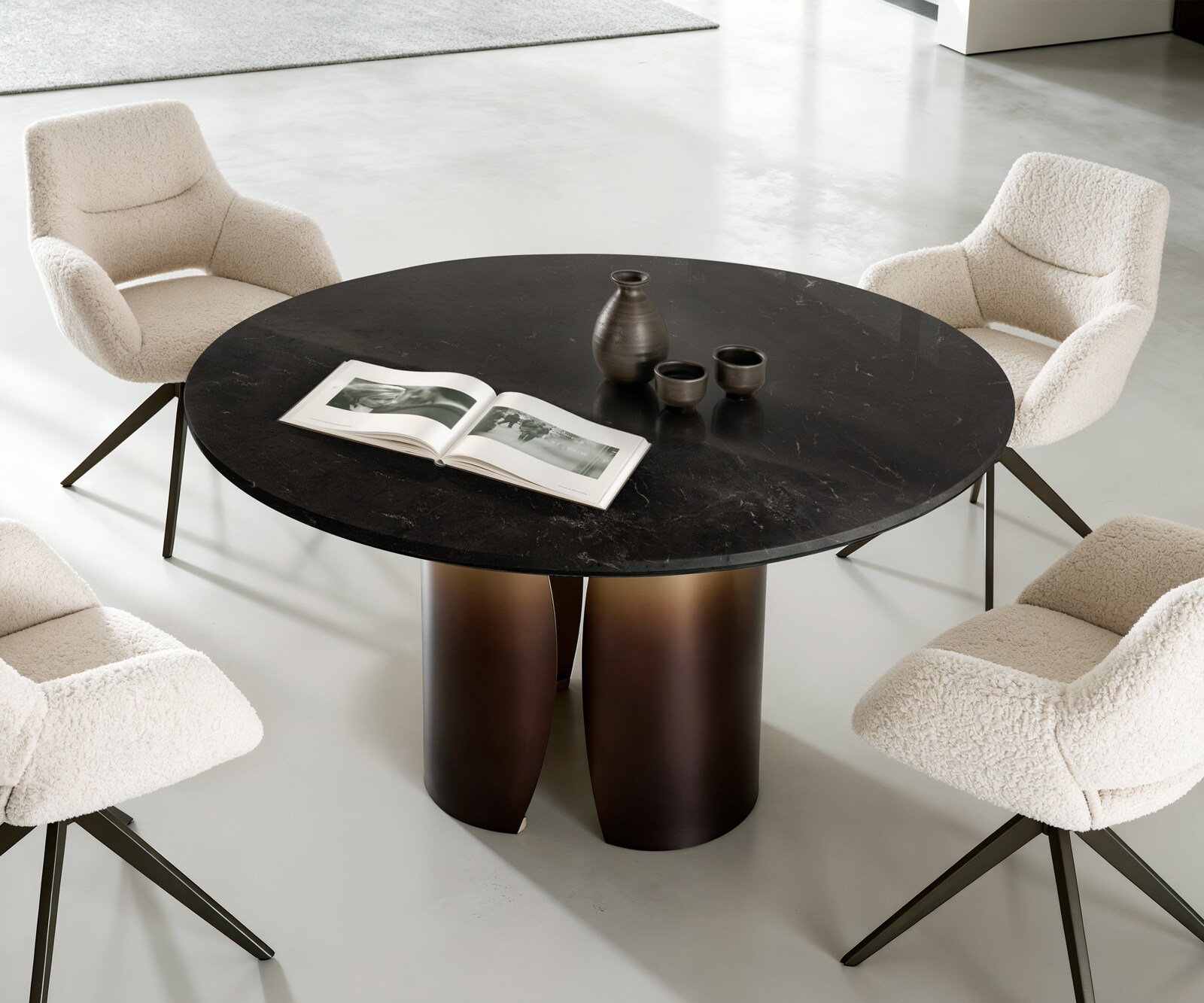 Table-à-manger Adenza ronde 140 x 140 cm Marbre noir Or métallique Finition Fusion dorée 1