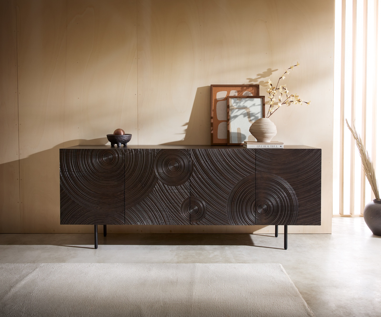 Sideboard Ashara 200 cm Esche Dunkelbraun 3D Effekt 4 Türen Rundfuß Metall Schwarz 1 Sideboard Ashara 200 cm Esche Dunkelbraun 3D Effekt 4 Türen Rundfuß Metall Schwarz 1