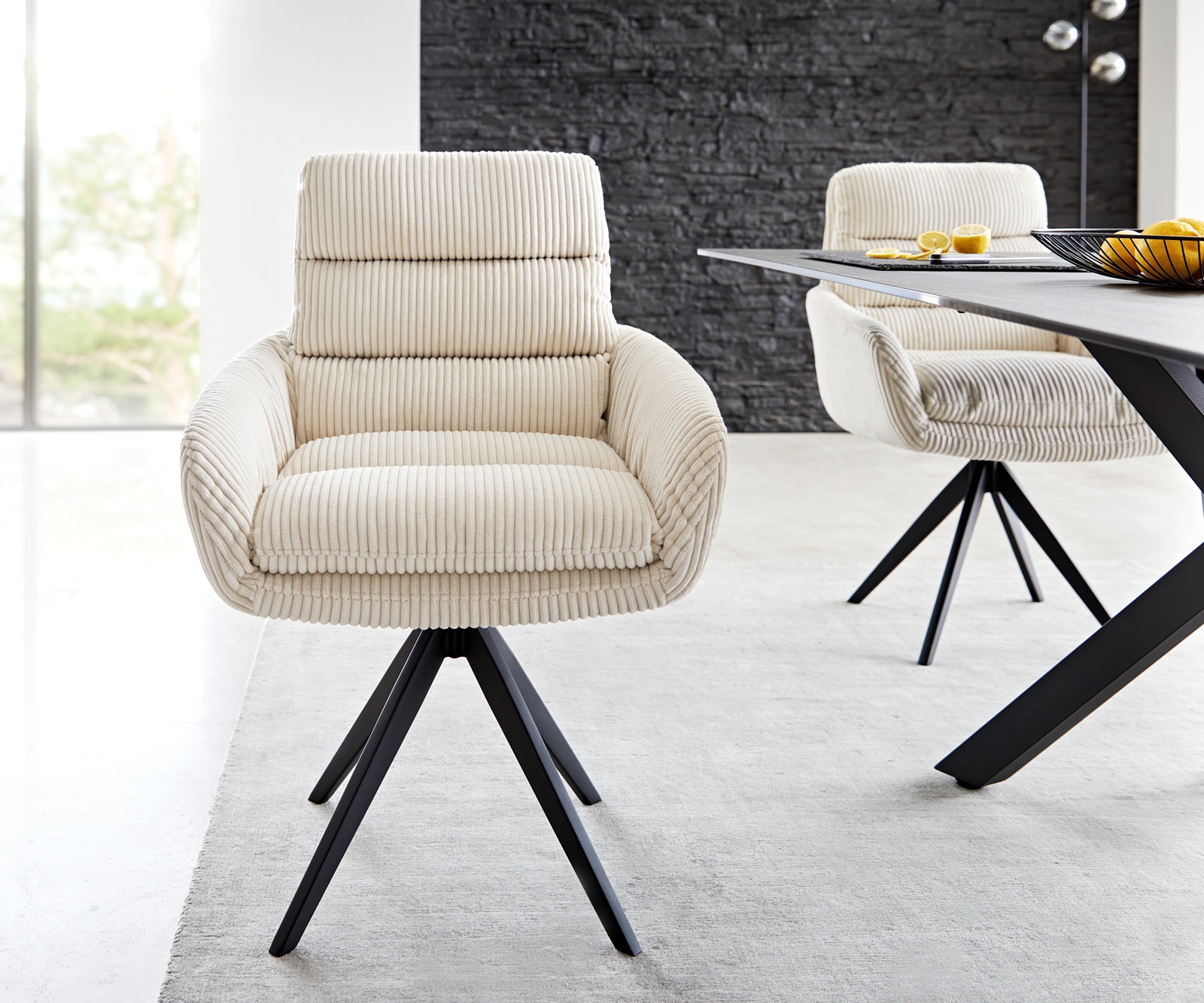 Chaise-de-salle-à-manger Abelia-Flex avec accoudoirs côtelé beige vintage pied croisé angulaire noir 1 Chaise-de-salle-à-manger Abelia-Flex avec accoudoirs côtelé beige vintage pied croisé angulaire noir 1