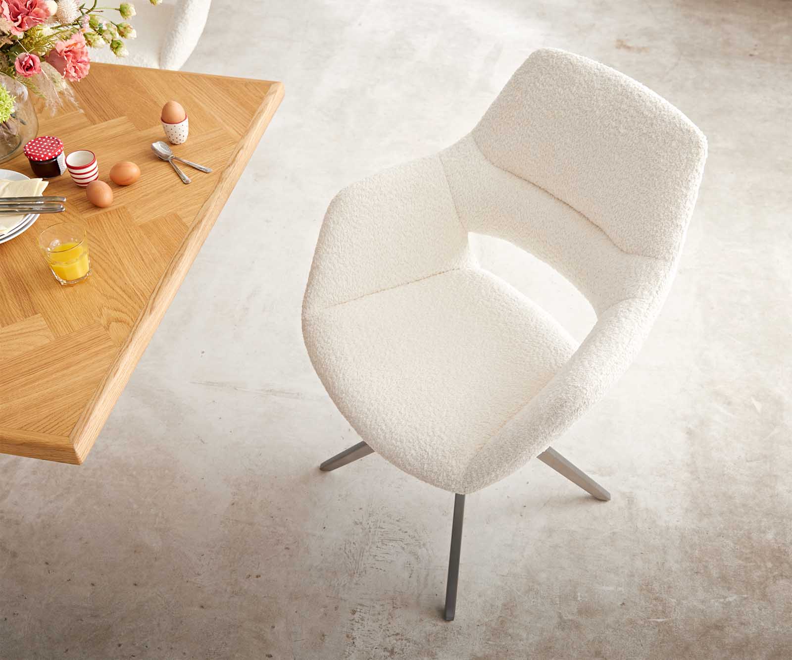 Chaise-pivotante Yago-Flex XL avec accoudoirs bouclé blanc cadre croisé large acier inoxydable pivote sur 360° 5