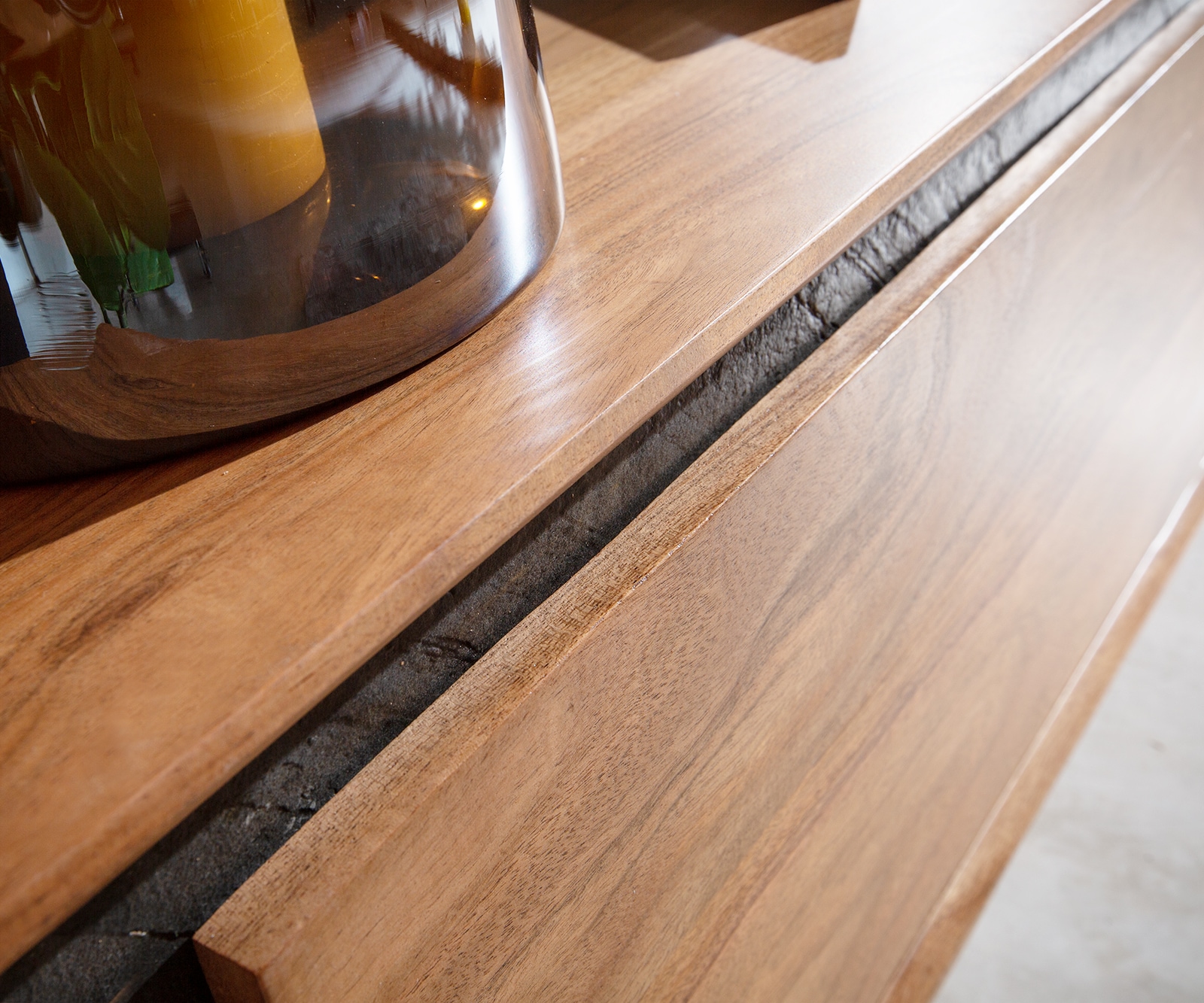 Buffet bas Stonegrace 175 cm acacia nature 2 portes 1 compartiment 1 tiroir placage en pierre pieds en V 3 Buffet bas Stonegrace 175 cm acacia nature 2 portes 1 compartiment 1 tiroir placage en pierre pieds en V 3